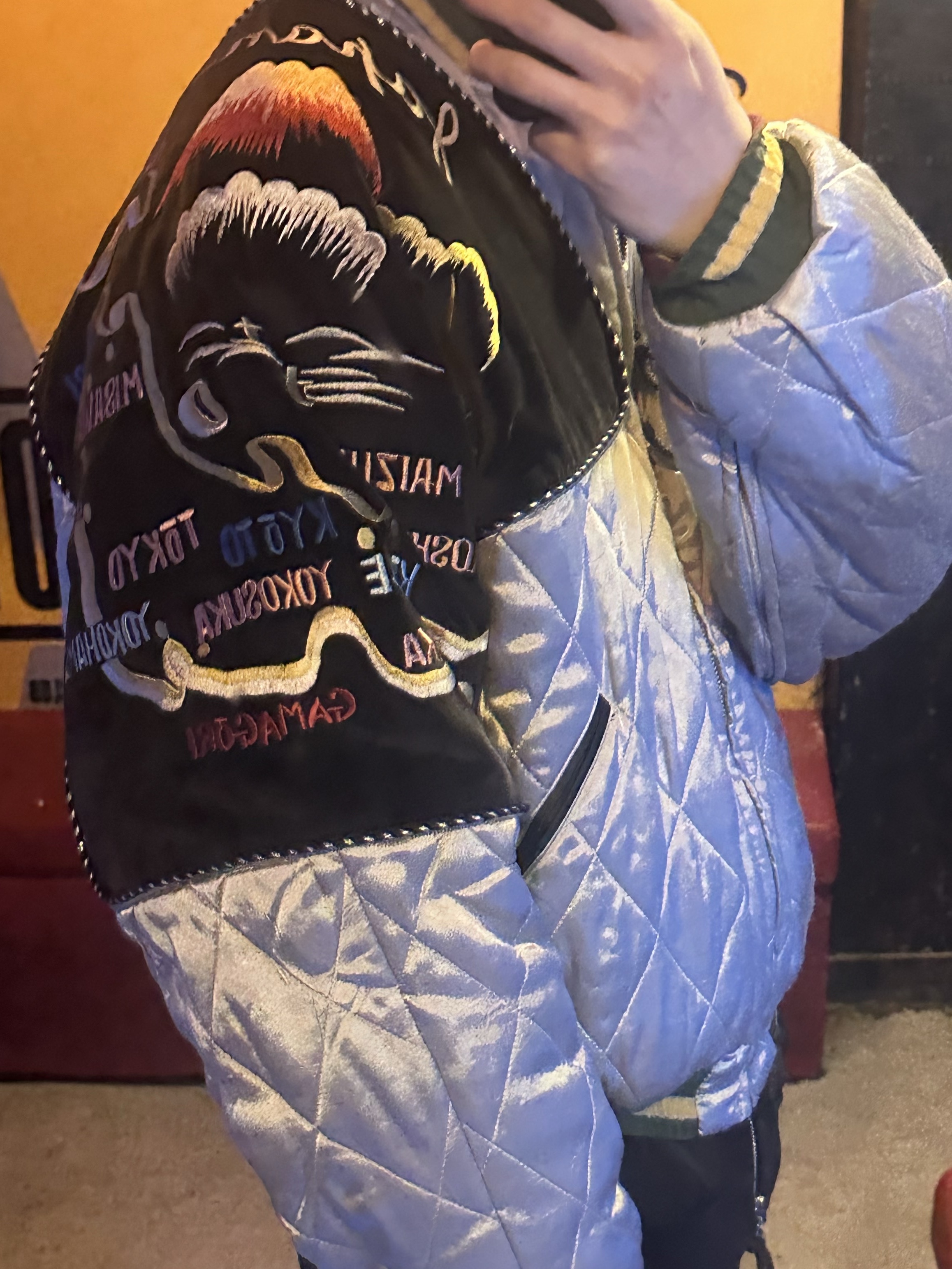 Kapital Rayon Satin Quilting Sham Bomber Jacket Black 착용 스타일 - 1