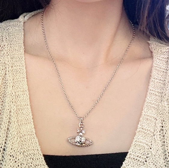 Vivienne Westwood Mayfair Bas Relief Pendant Silver 착용 스타일 - 2