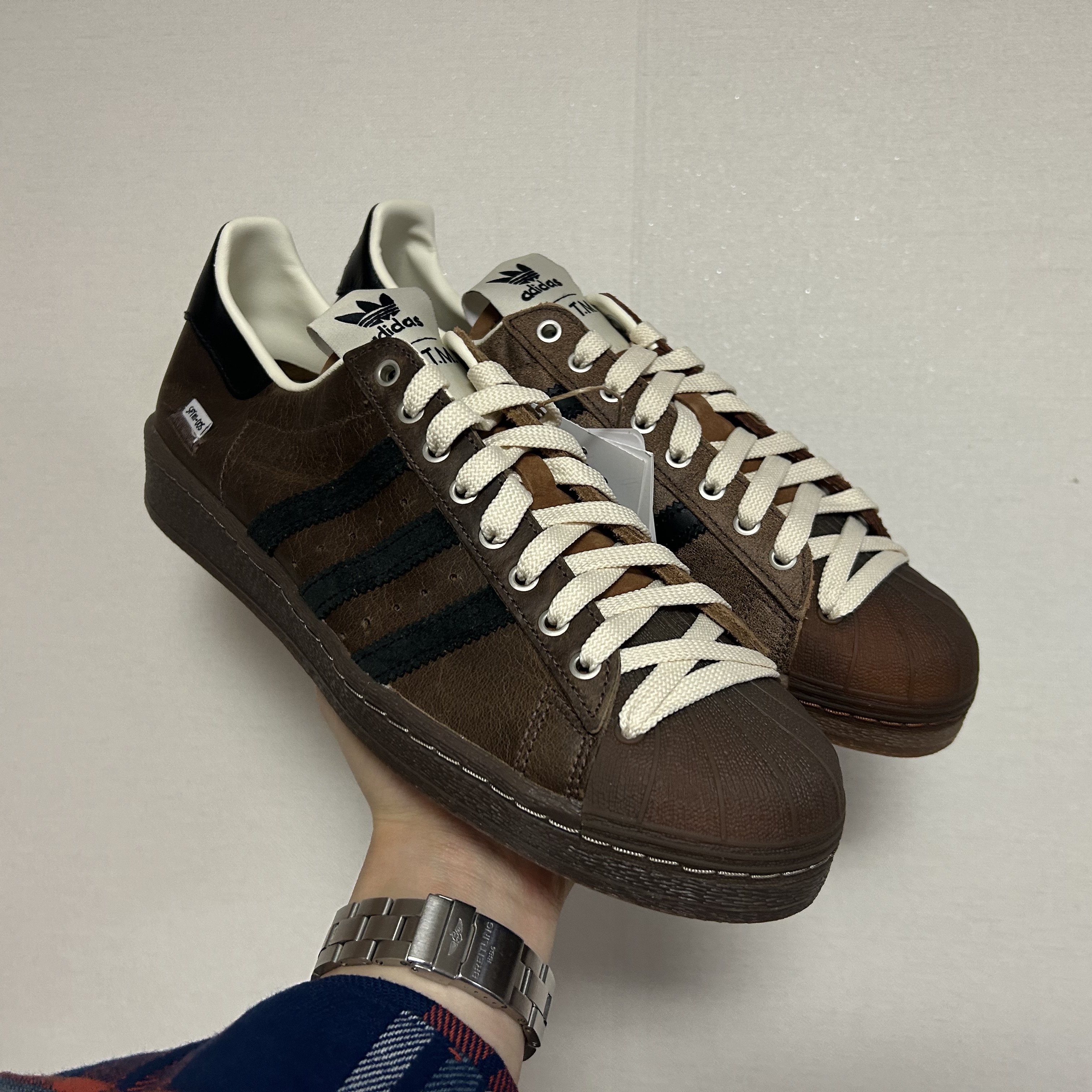 Adidas x Song for the Mute Superstar 82 Khaki Core Black 착용 스타일 - 2