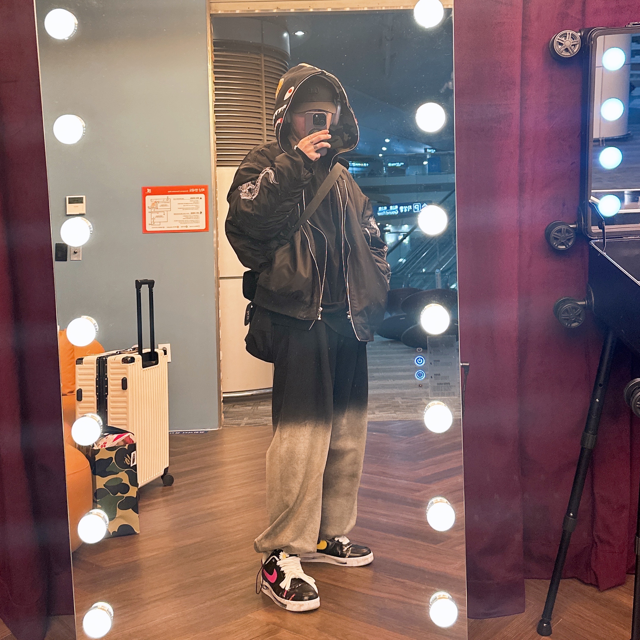 나이키 x 피스마이너스원 에어포스 1 로우 파라노이즈 3.0 블랙 앤 멀티컬러 착용 스타일 - 4