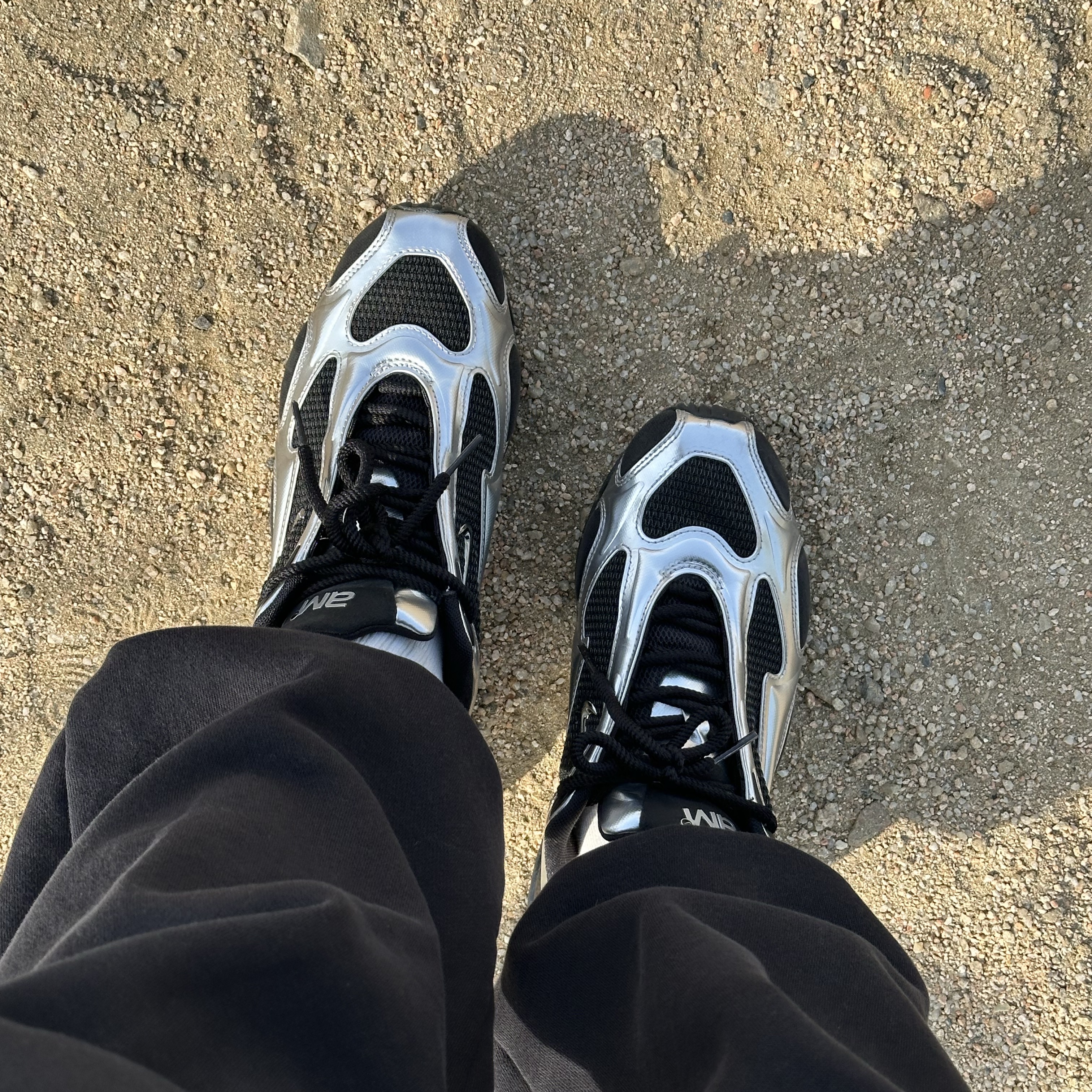 (W) Nike Air Max Muse Black and Metallic Silver 착용 스타일 - 2