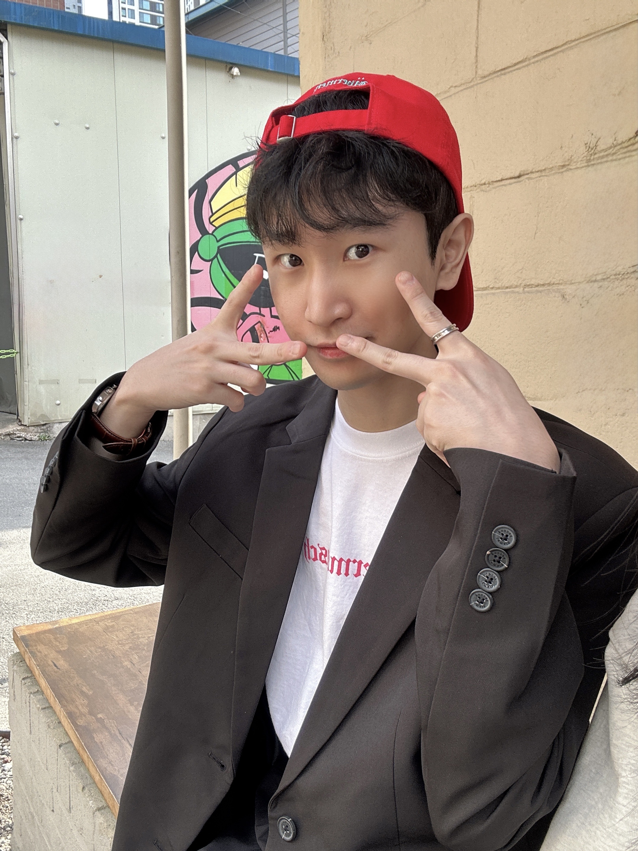 G-DRAGON Ubermensch Cap Red, Jordan 1 x Travis Scott Retro Low OG SP Reverse Olive 착용 스타일 - 2