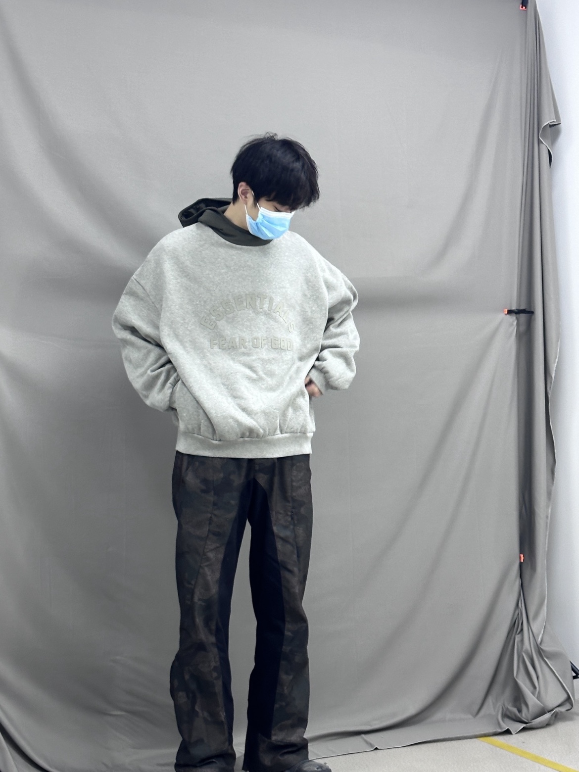 Essentials Nylon Fleece Hoodie Dark Heather Oatmeal Ink - 24SS 착용 스타일 - 2