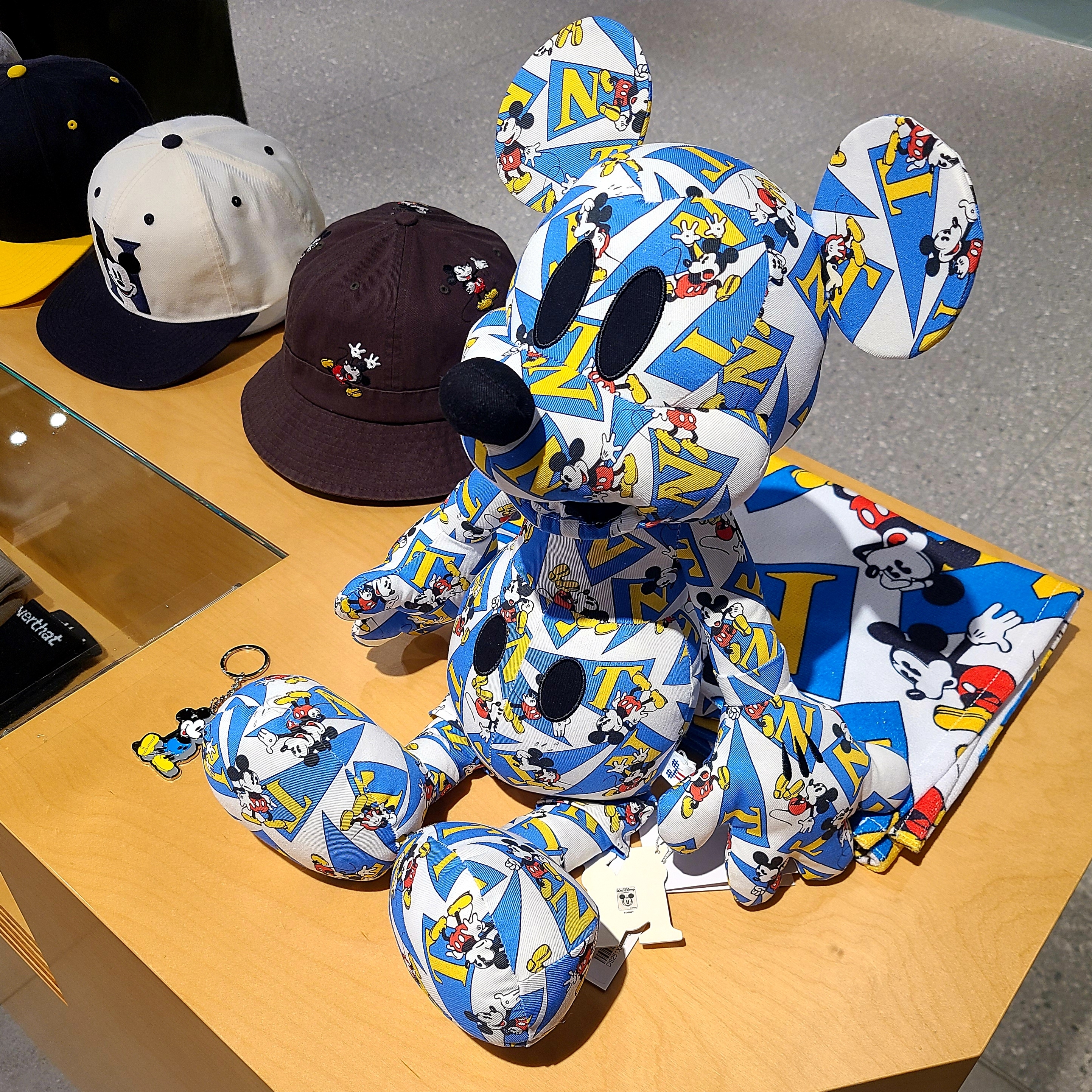 Thisisneverthat x Disney Mickey Multi Crusher Brown, Thisisneverthat x Disney Mickey Two Tone Cap White Navy 착용 스타일 - 1