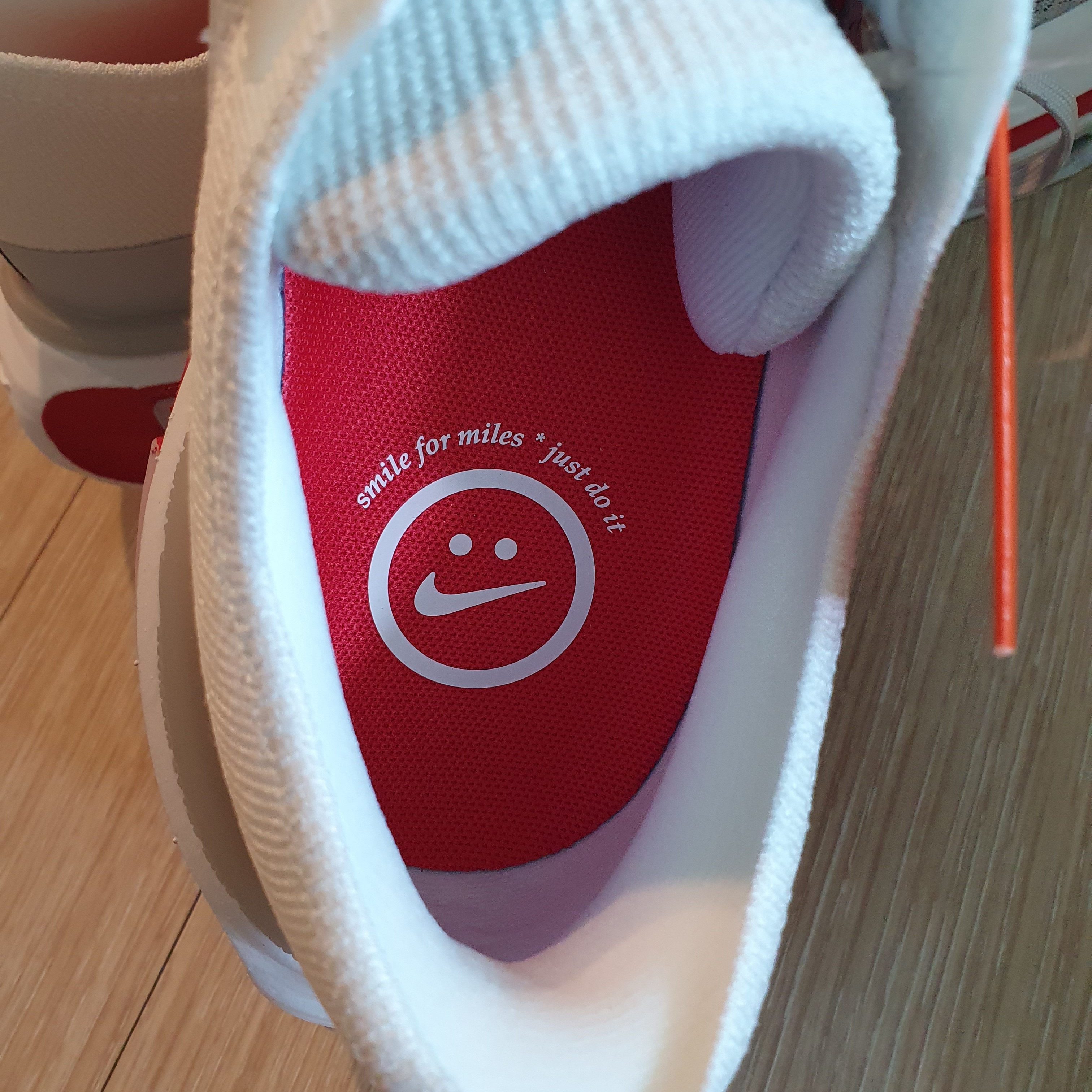 Nike Invincible 3 White Fire Red 착용 스타일 - 3