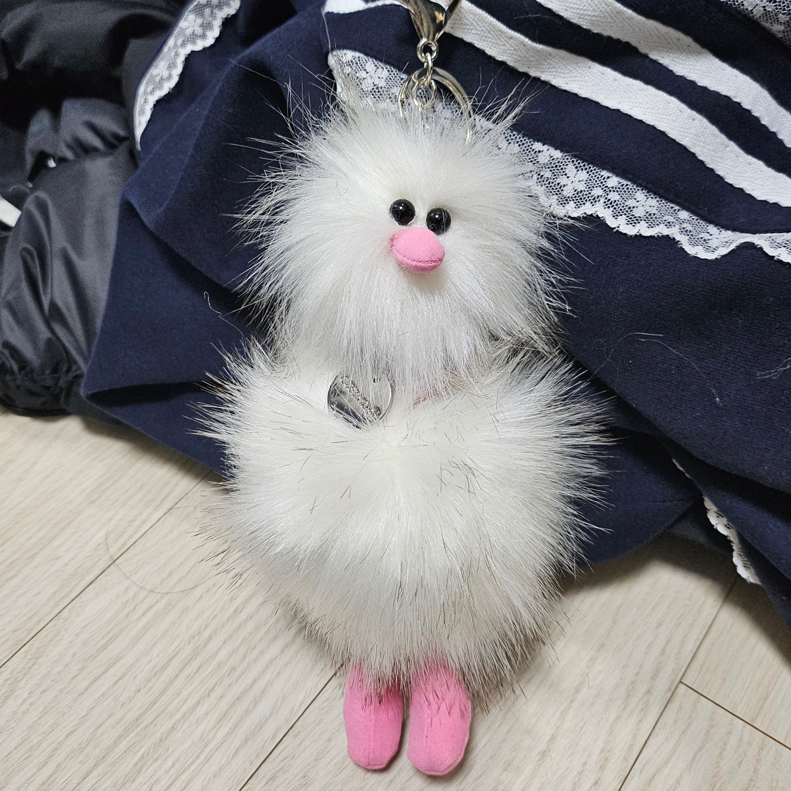 Cosymosy Ugly Bird Keyring White 착용 스타일