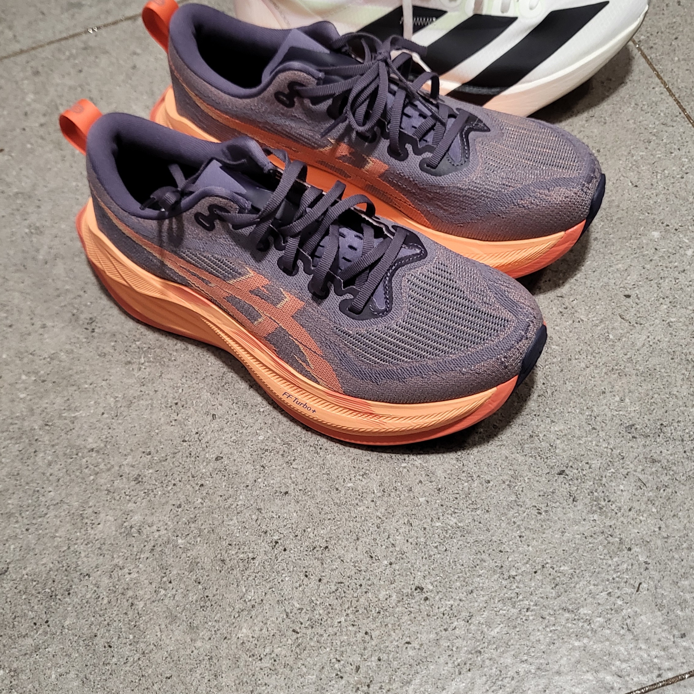 Asics Superblast 2 Greyish Purple Coral Reef 착용 스타일