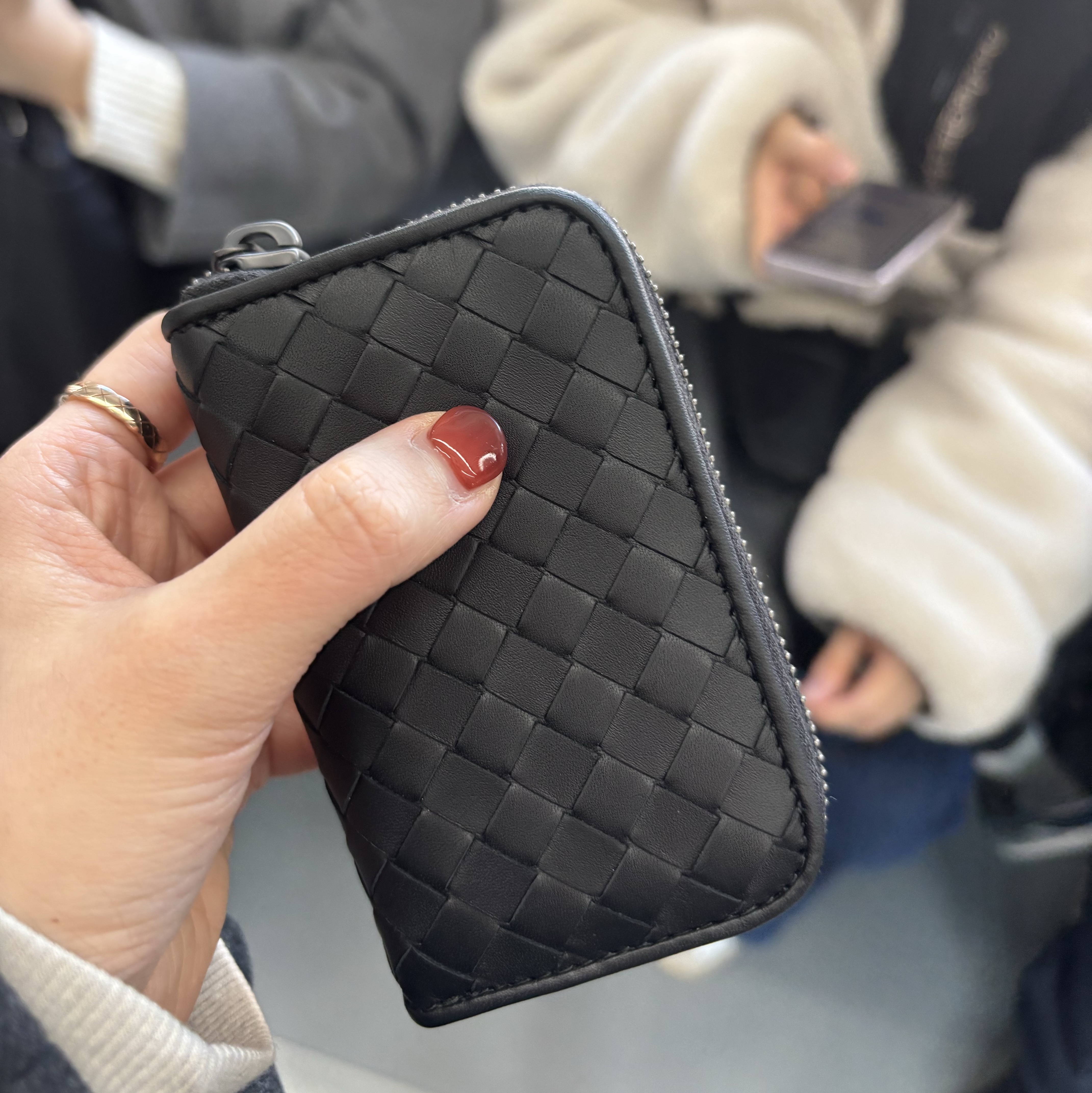 Bottega Veneta Zipped Card Case Black 착용 스타일