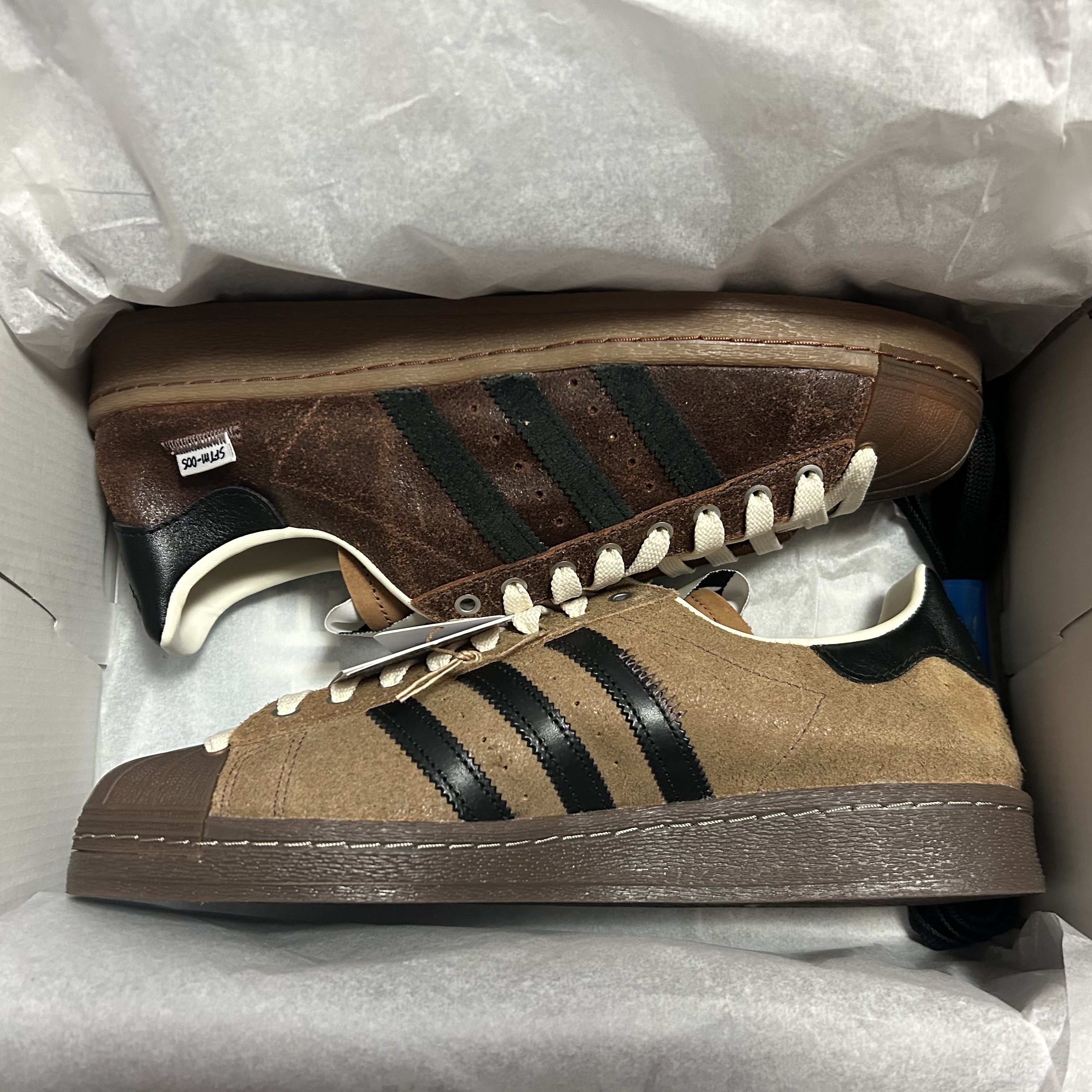 Adidas x Song for the Mute Superstar 82 Khaki Core Black 착용 스타일 - 4
