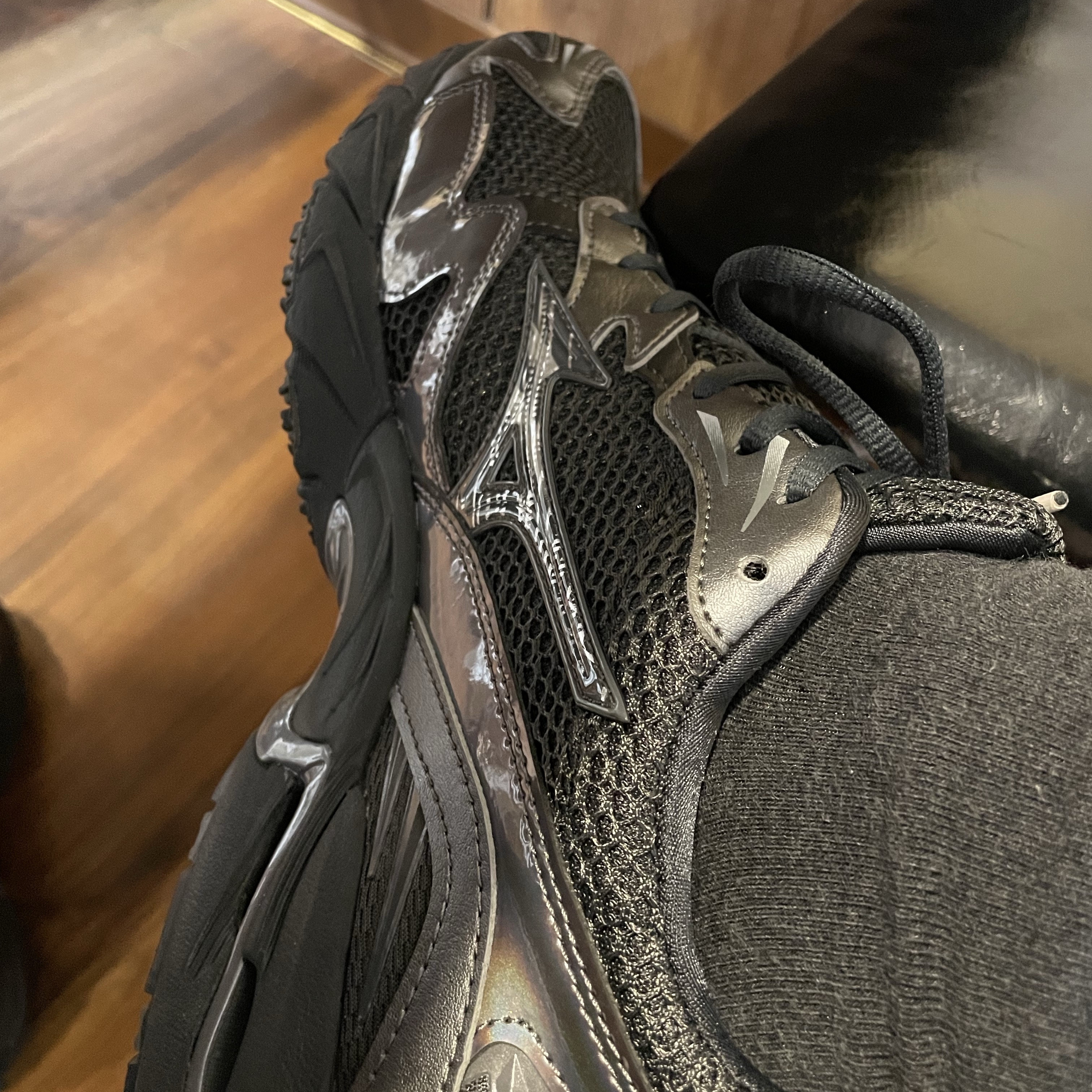 Mizuno Wave Rider 10 Black Sand Black Sand Metallic Gray 착용 스타일