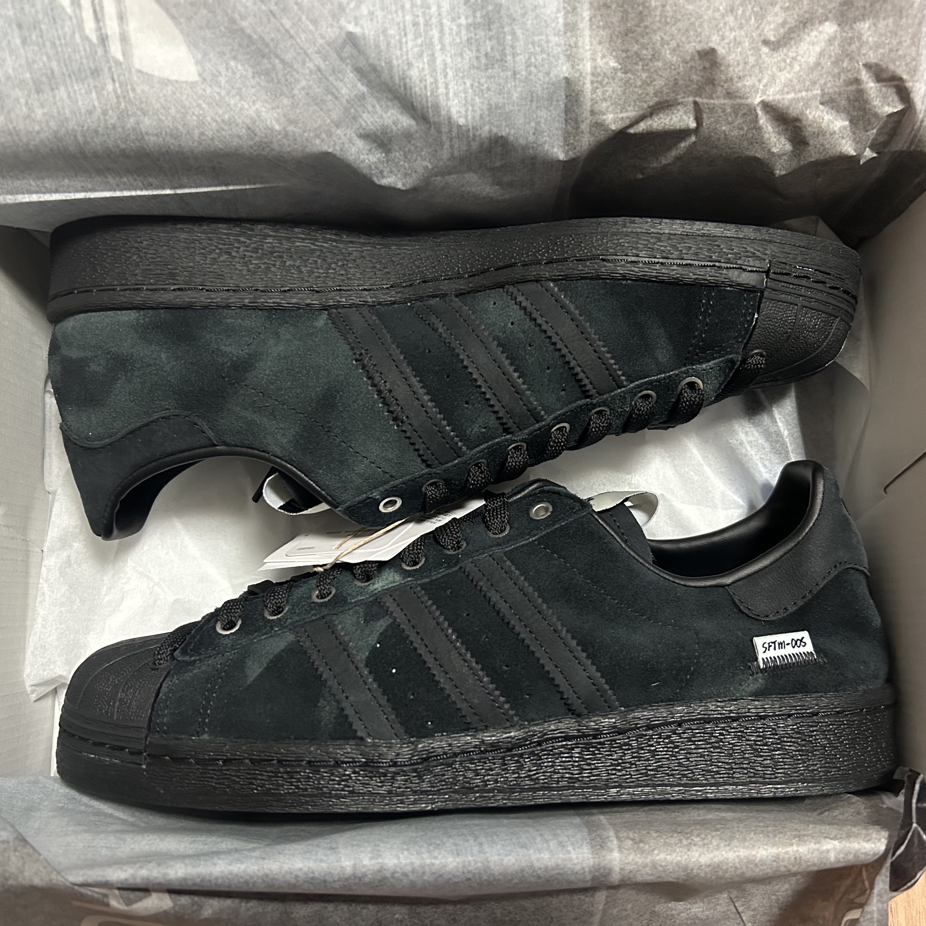 Adidas x Song for the Mute Superstar 82 Core Black 착용 스타일 - 4
