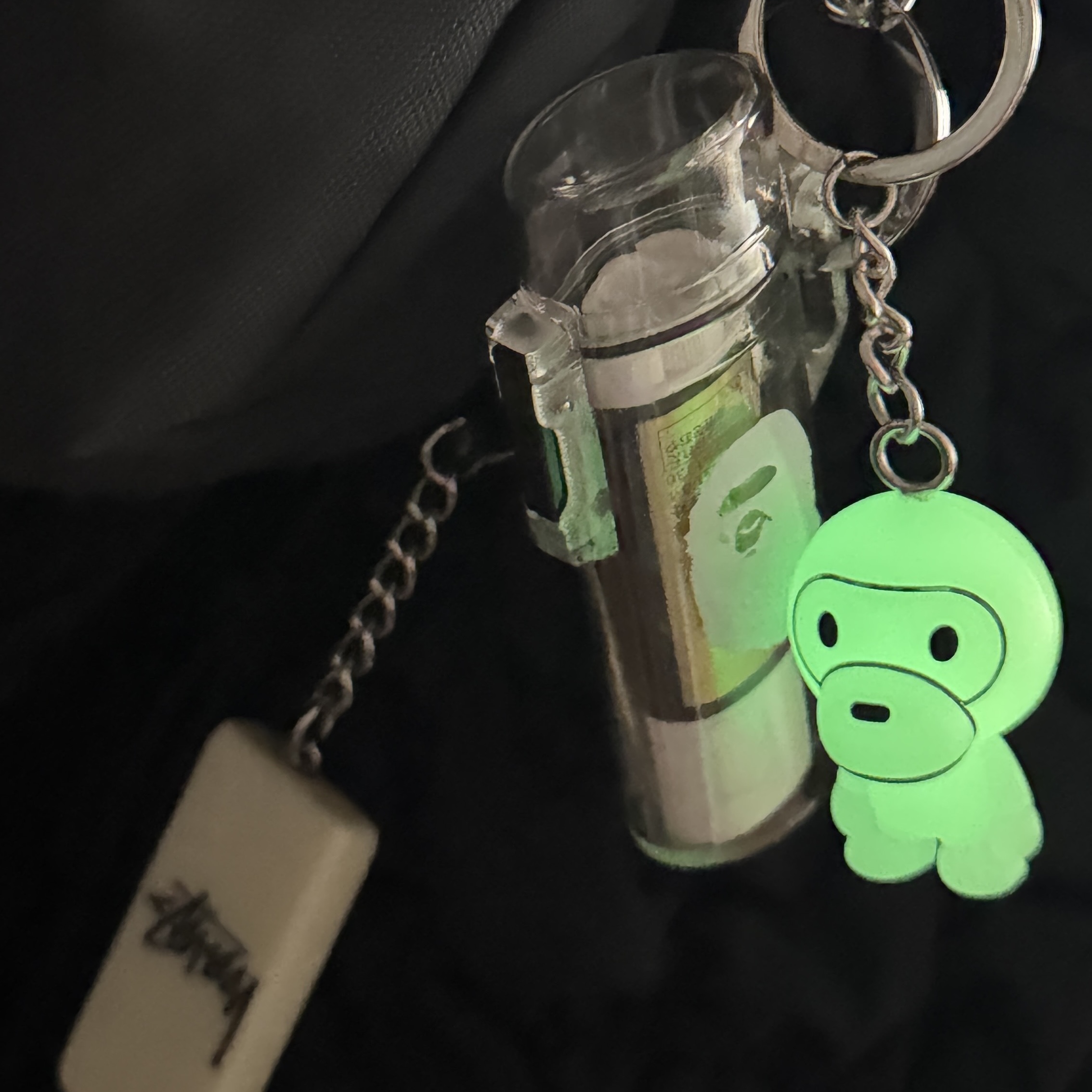 BAPE Glow in The Dark Baby Milo Keychain Green 착용 스타일