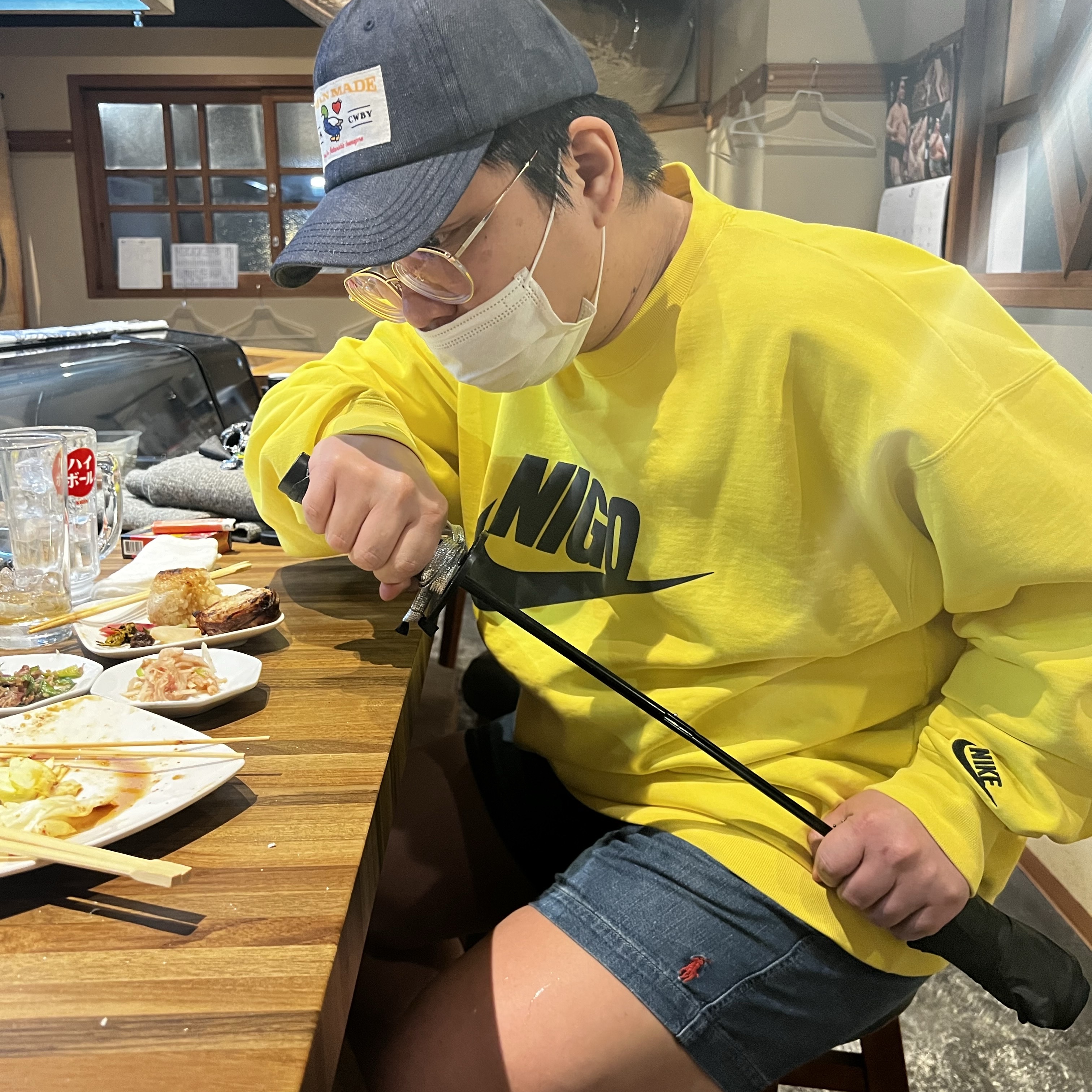 나이키 x 니고 플리스 크루넥 스웨트셔츠 스피드 옐로우 (FV5941-735), 휴먼 메이드 6-패널 데님 캡 인디고 착용 스타일 - 2