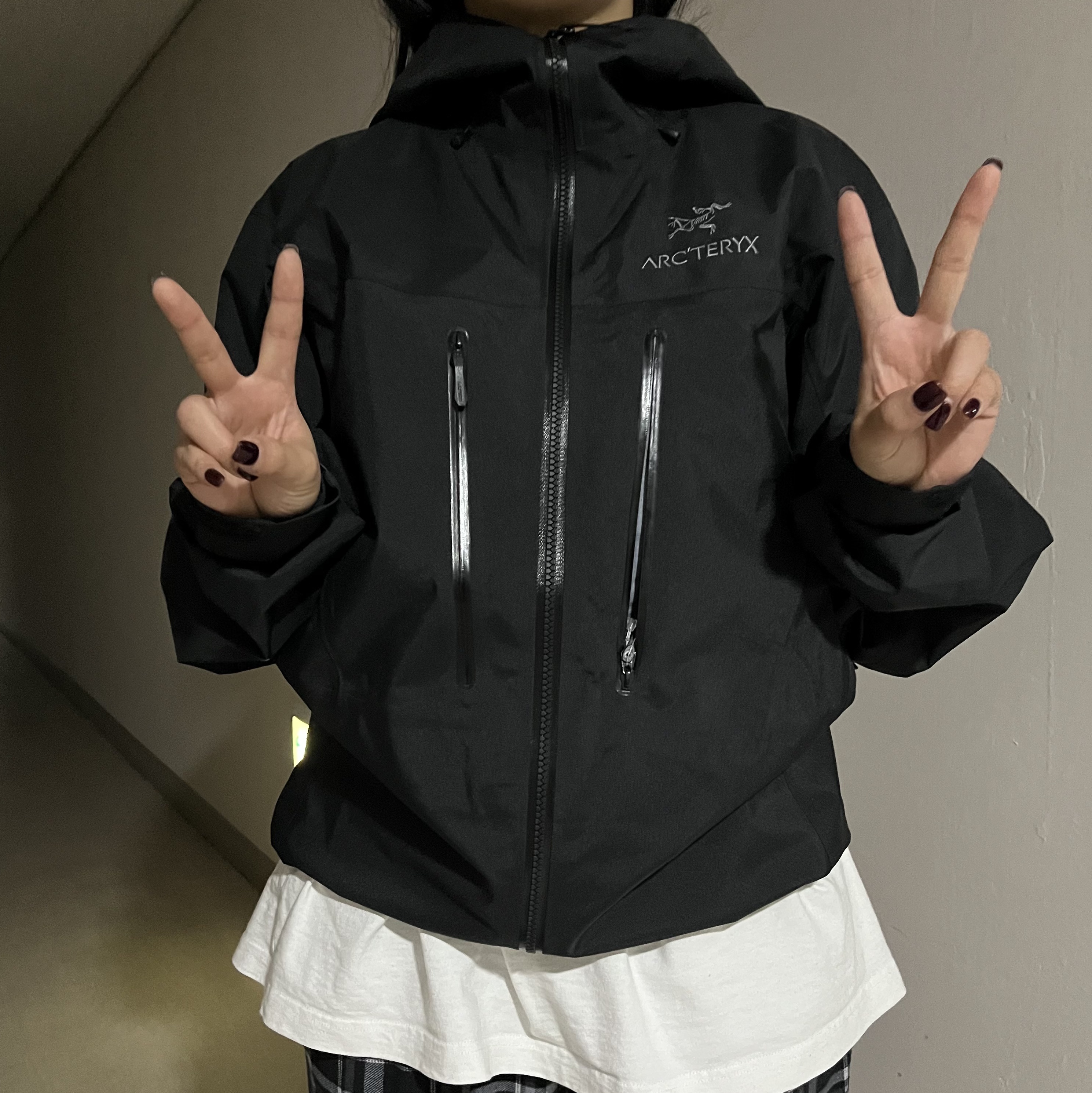 Arc'teryx Alpha SV Jacket Black, Arc'teryx Gore 5 Panel Cap Black 착용 스타일 - 2