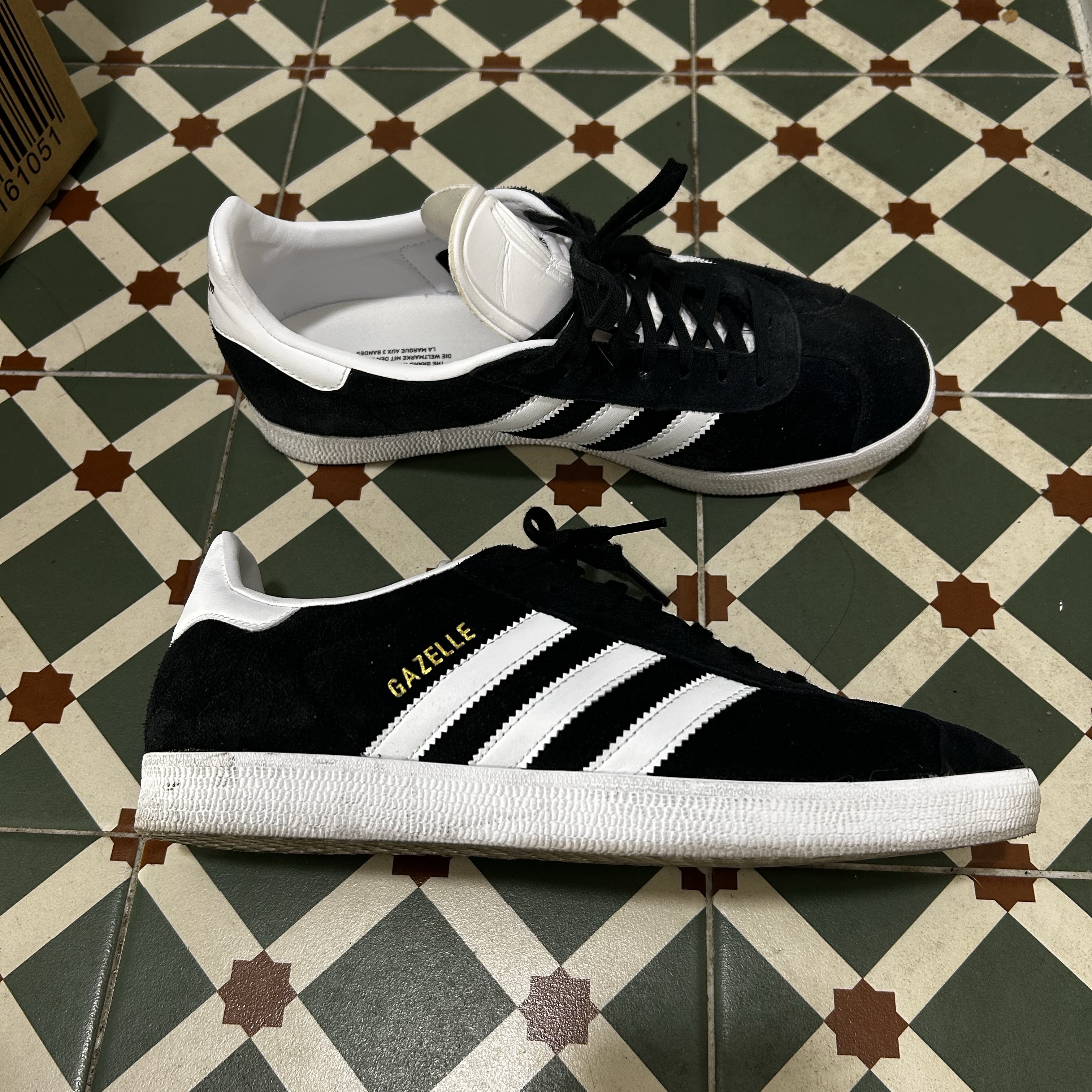 Adidas Gazelle Core Black White 착용 스타일 - 2