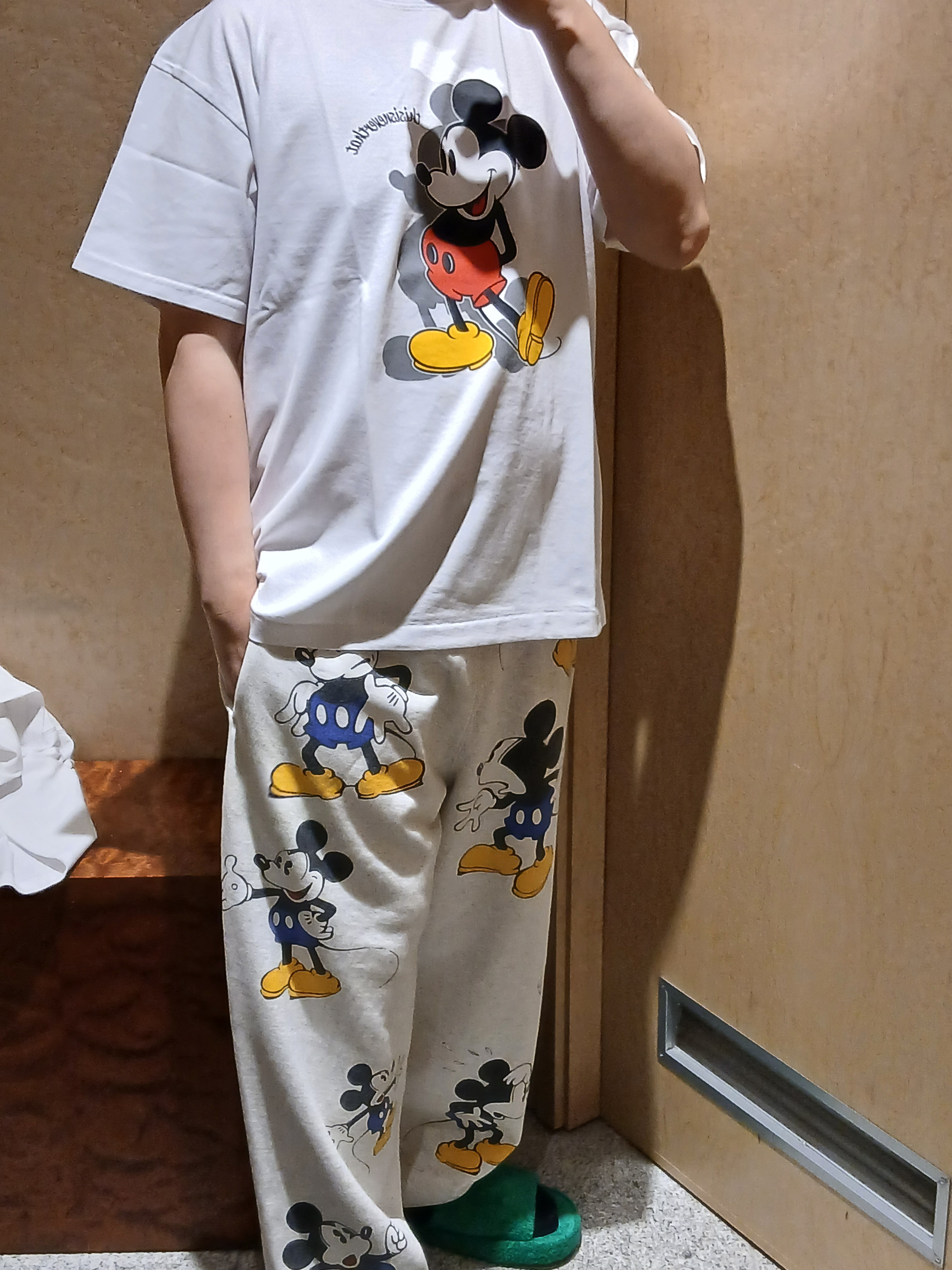 Thisisneverthat x Disney Mickey Classic T-Shirt White, Thisisneverthat x Disney Mickey Key Chain Silver 착용 스타일 - 1