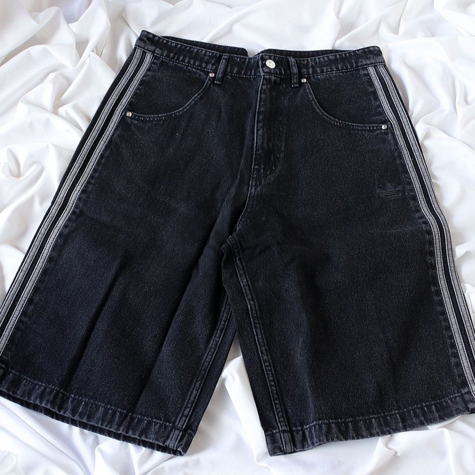 Adidas Adicolor Denim Firebird Shorts True Black Denim - US Sizing, Adidas Adicolor Denim Firebird Shorts True Black Denim - KR Sizing 착용 스타일 - 1