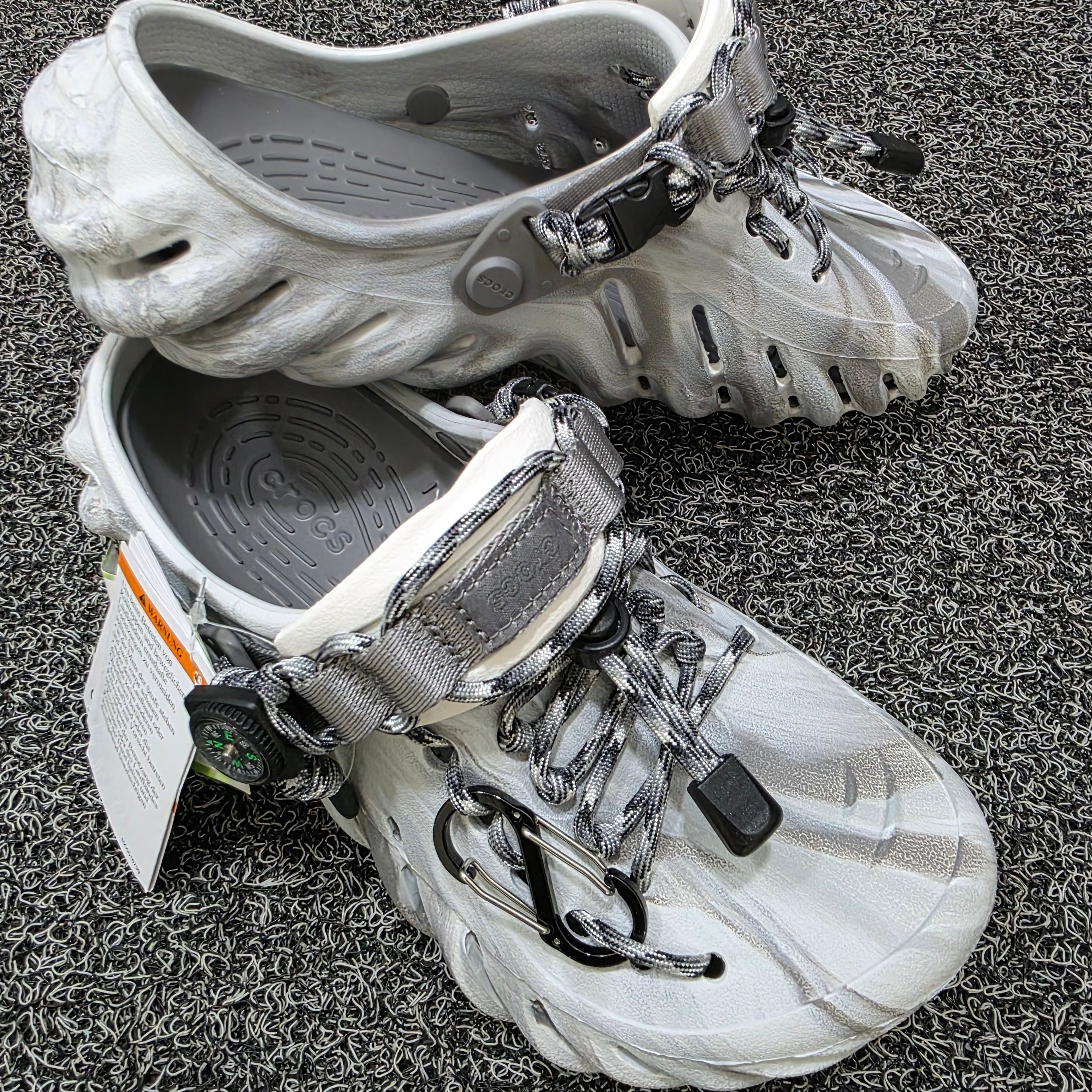 Crocs Echo Marbled Clog Moonlight Multi 착용 스타일