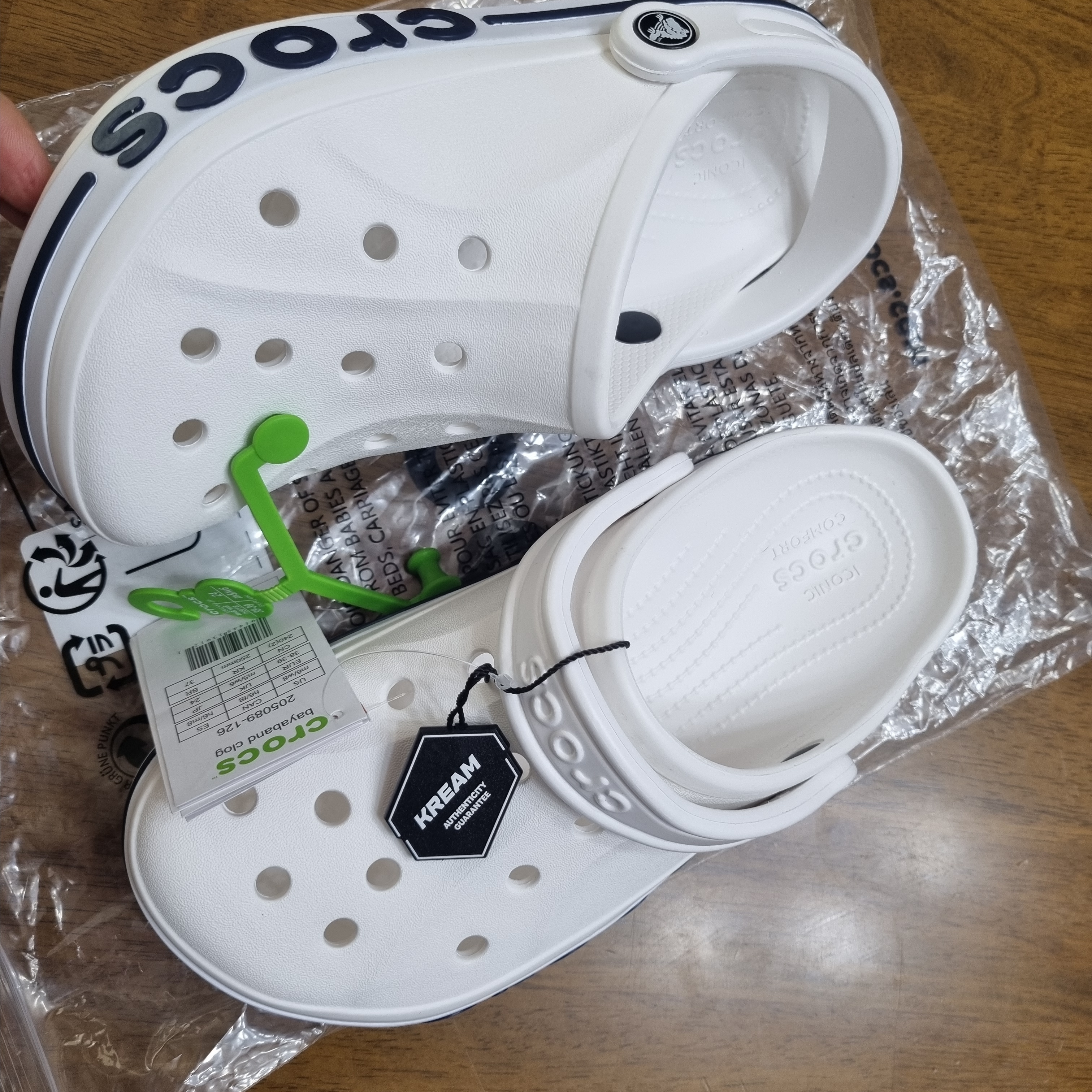 Crocs Bayaband Clog White Navy 착용 스타일 - 2
