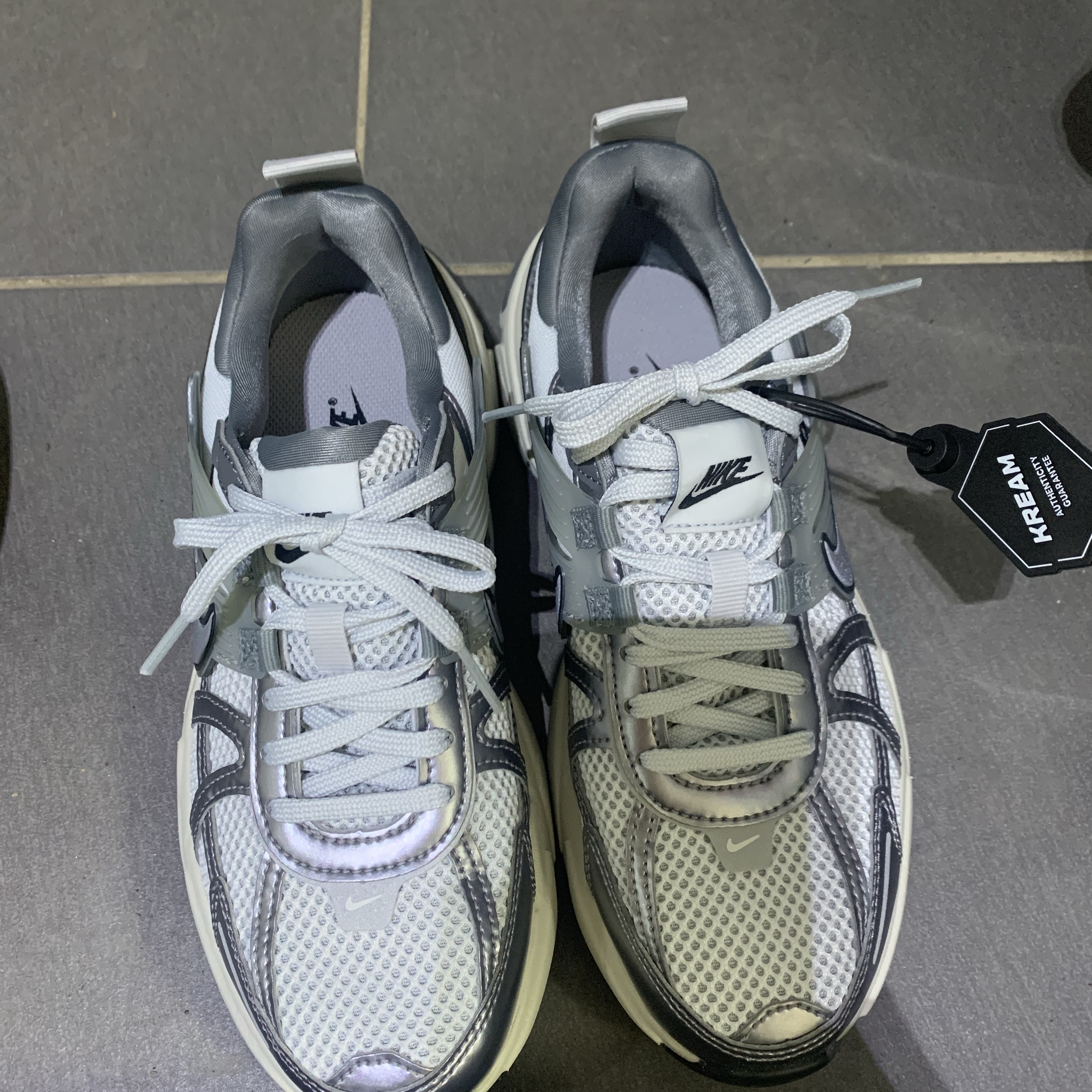 Nike V2K Run Pure Platinum Wolf Grey 착용 스타일