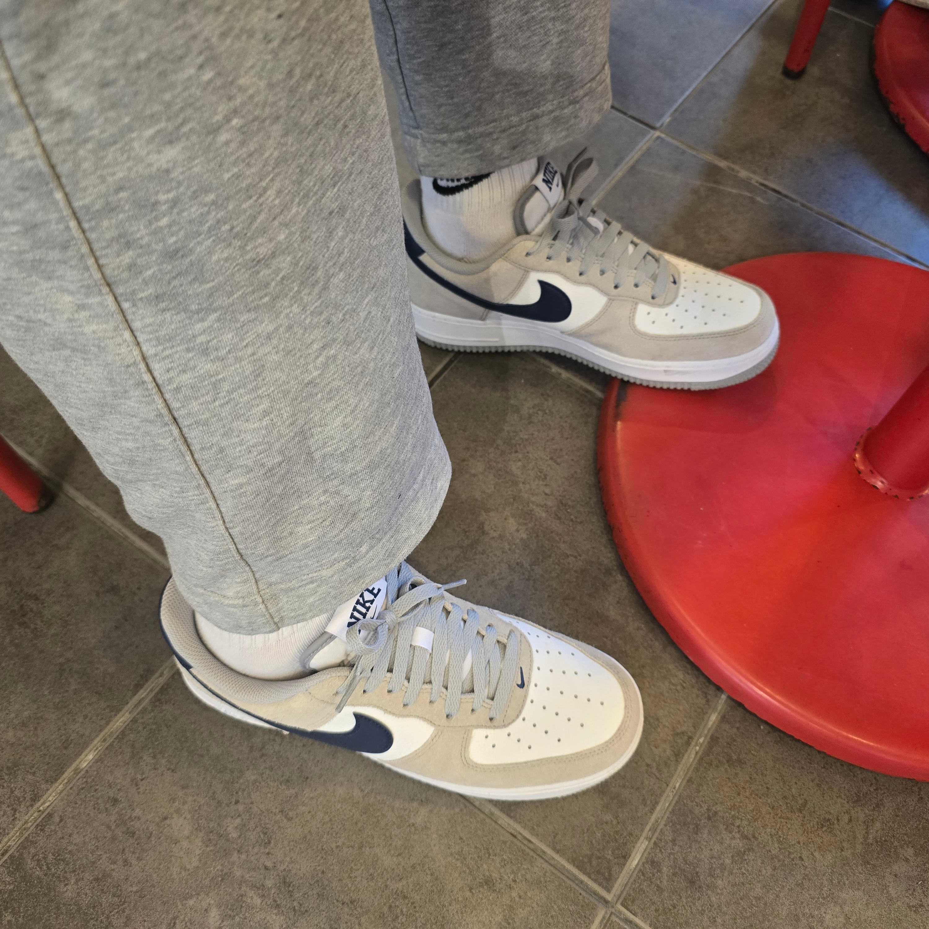 Nike Air Force 1 '07 Light Smoke Grey Midnight Navy 착용 스타일