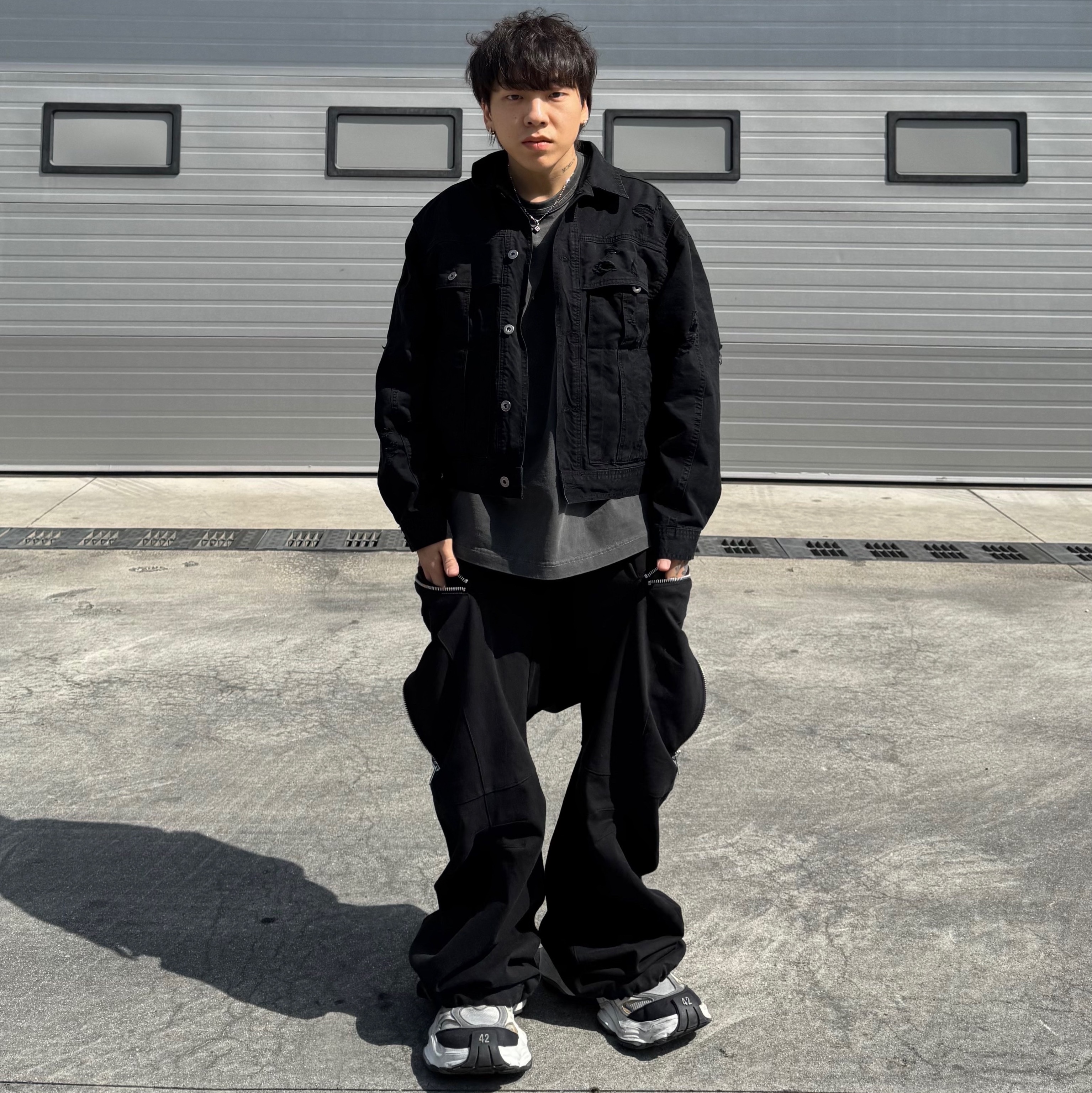 Balenciaga Cargo Sneakers White Grey, NOMANUAL I.P Damaged Jacket Washed Black 착용 스타일 - 2