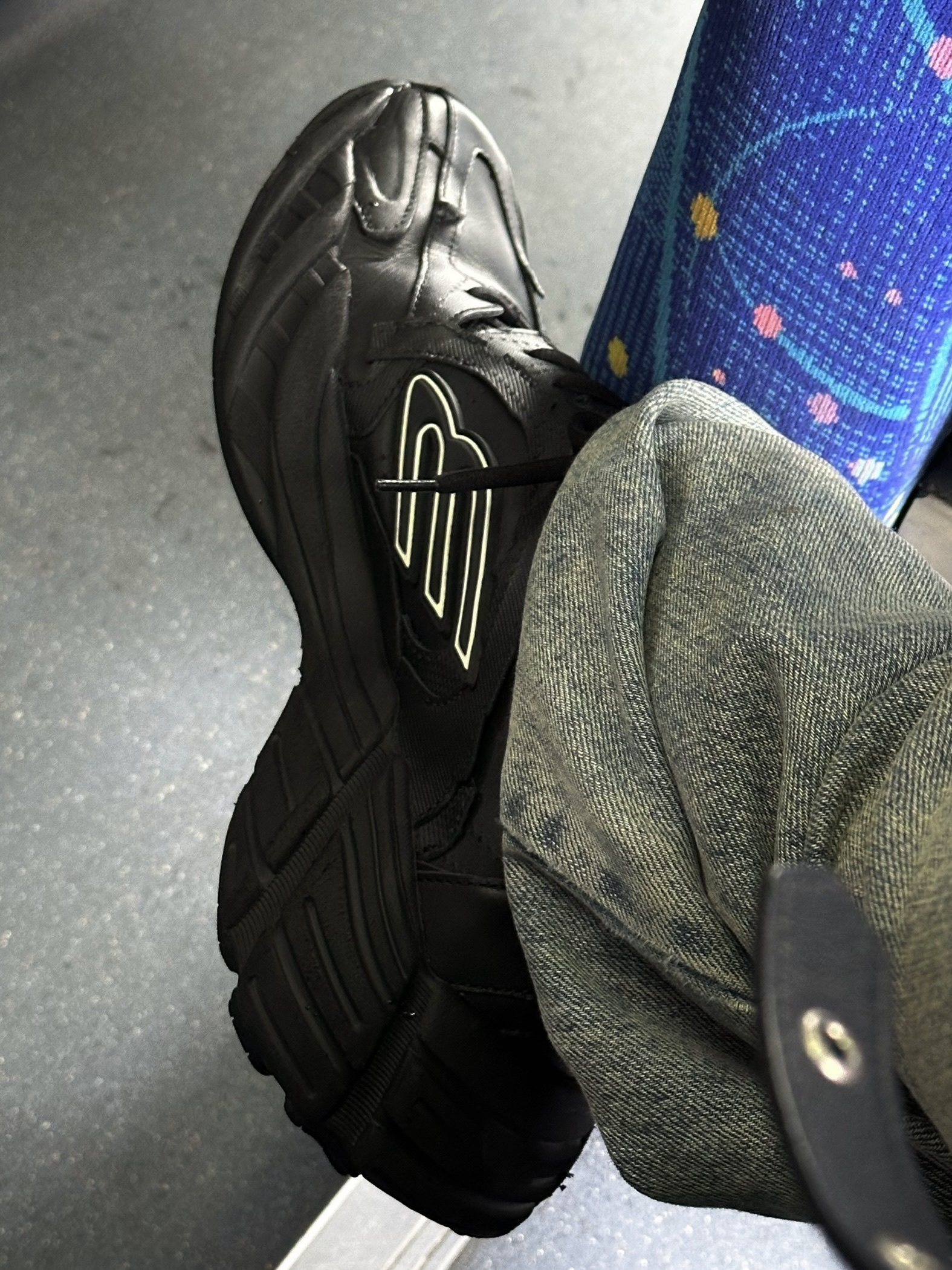 Balenciaga Monday Shoe Black, Balenciaga Emo Bucket Bag in Washed Calfskin Black 착용 스타일 - 6