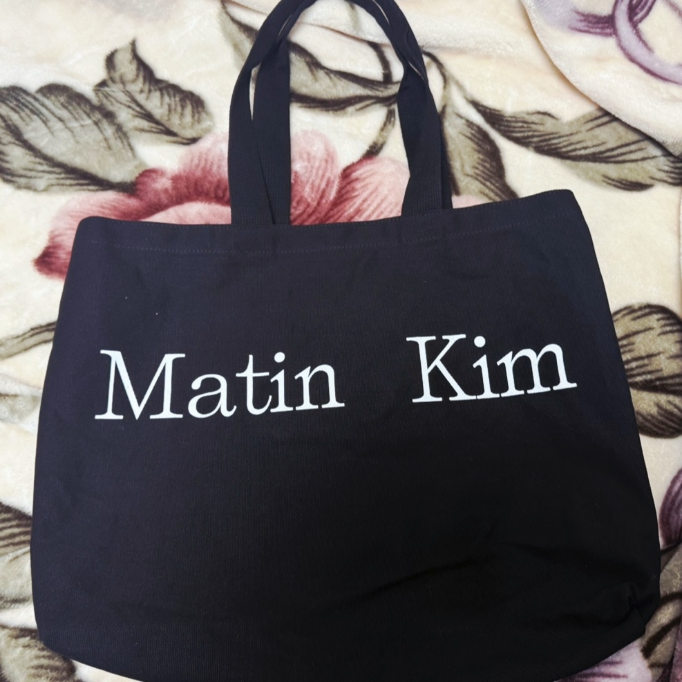 Matin Kim Matin Logo Ecobag Black 착용 스타일
