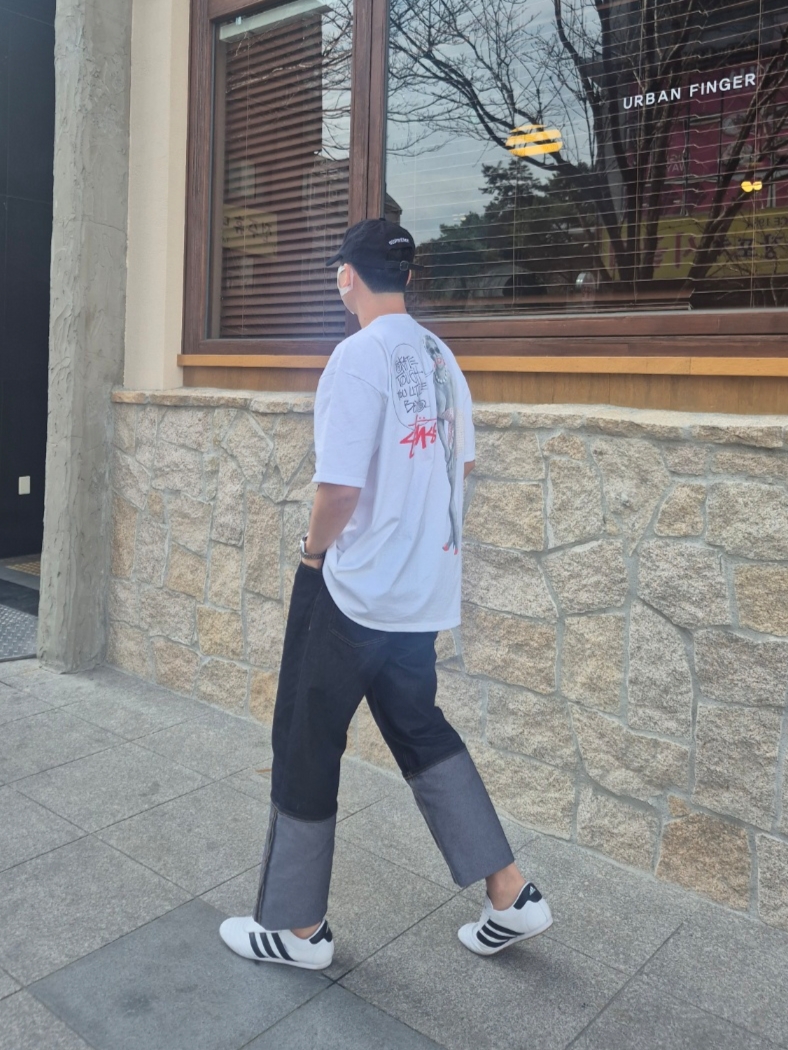 스투시 스케이트 터프 티셔츠 화이트, (W) 아디다스 태권도 클라우드 화이트 코어 블랙 착용 스타일 - 2