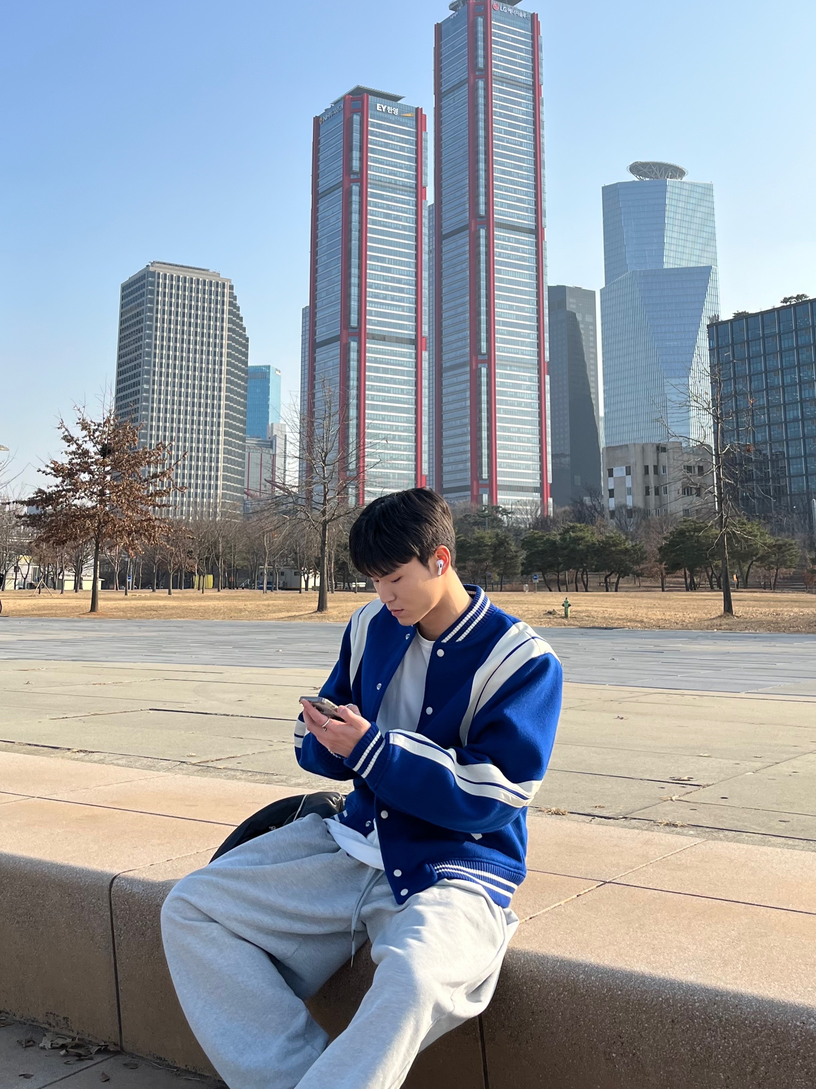 Ader Error Twit Jumper Blue, Nike x Stussy Air Force 1 '07 Mid SP Fossil 착용 스타일 - 1