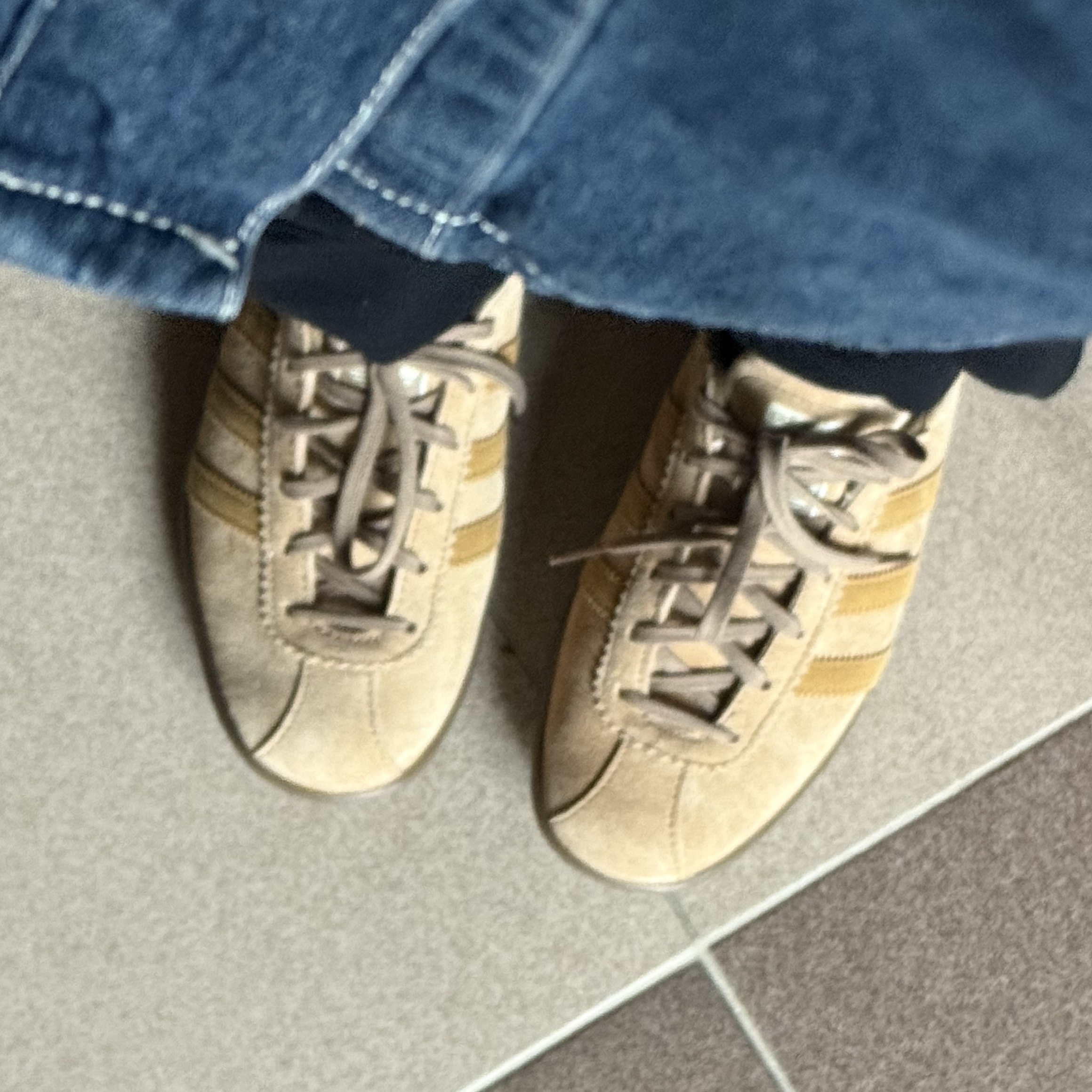 Adidas Tobacco Pantone Mesa 착용 스타일