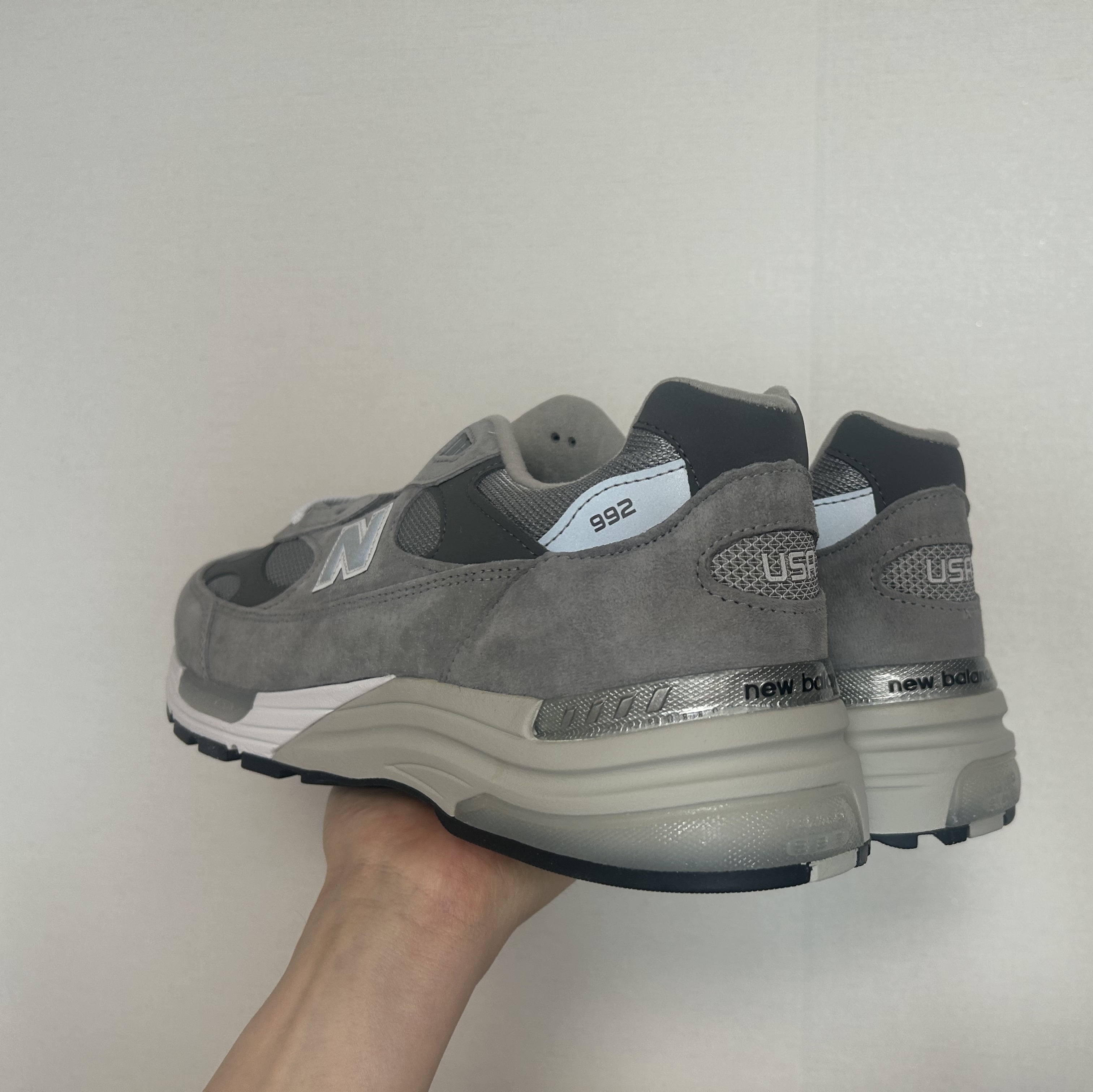 New Balance 992 Made in USA Core Grey Silver Metallic 착용 스타일 - 2