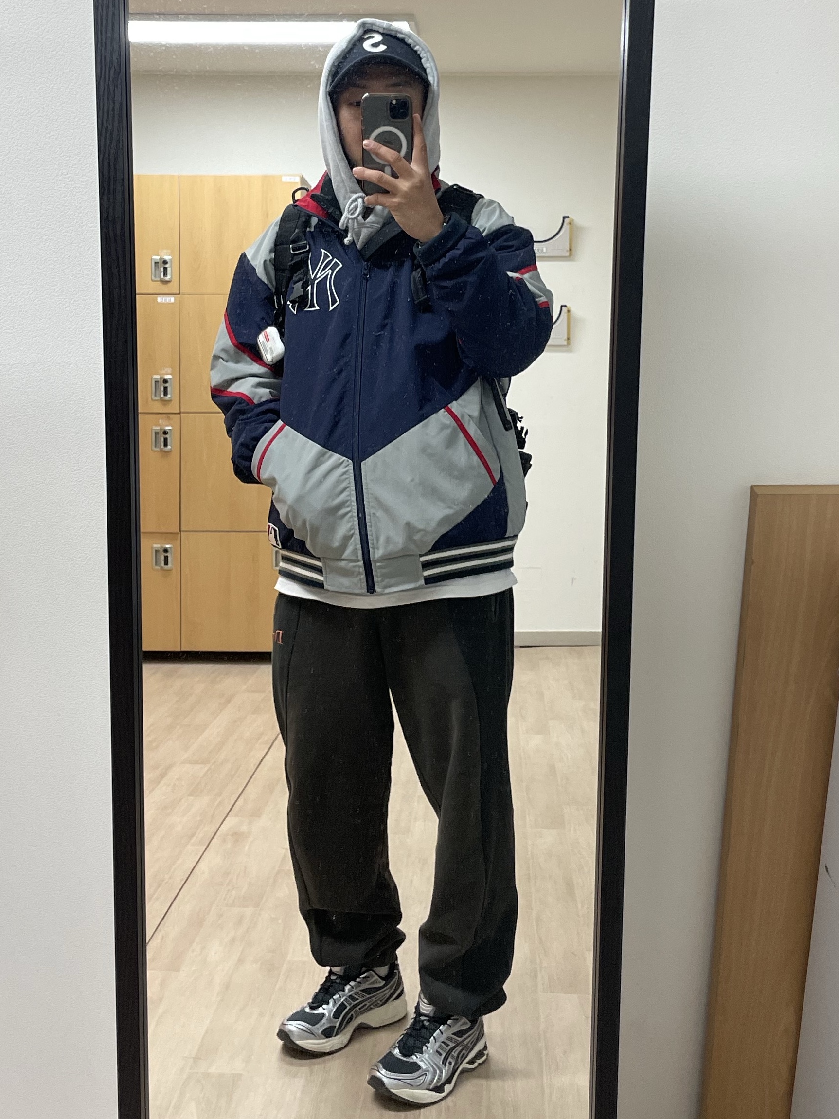 Asics Unlimited Gel-Kayano 14 Carrier Grey Black, Supreme Gore-Tex S Logo 6-Panel Black - 20FW 착용 스타일