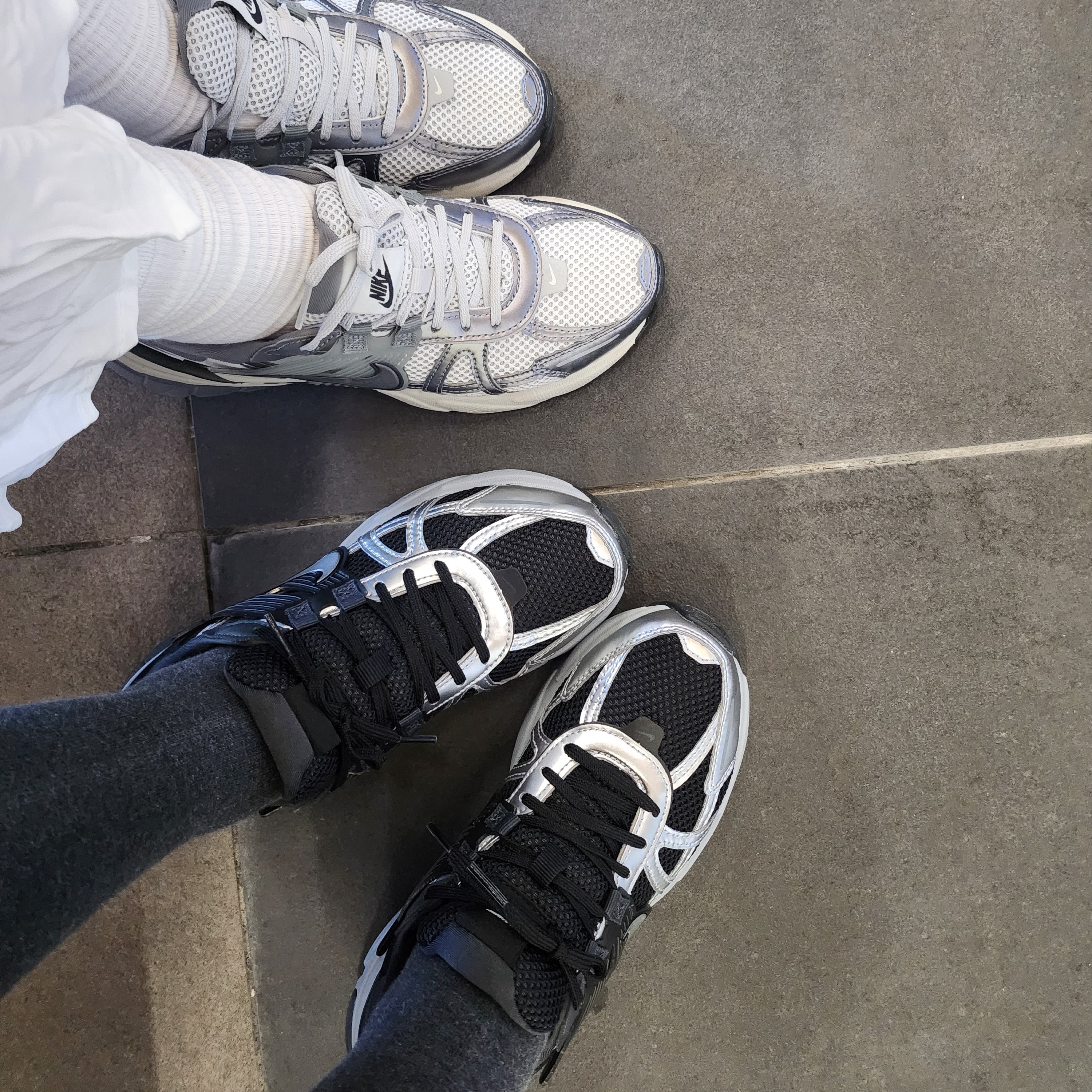 (W) Nike V2K Run Black Dark Smoke Grey 착용 스타일