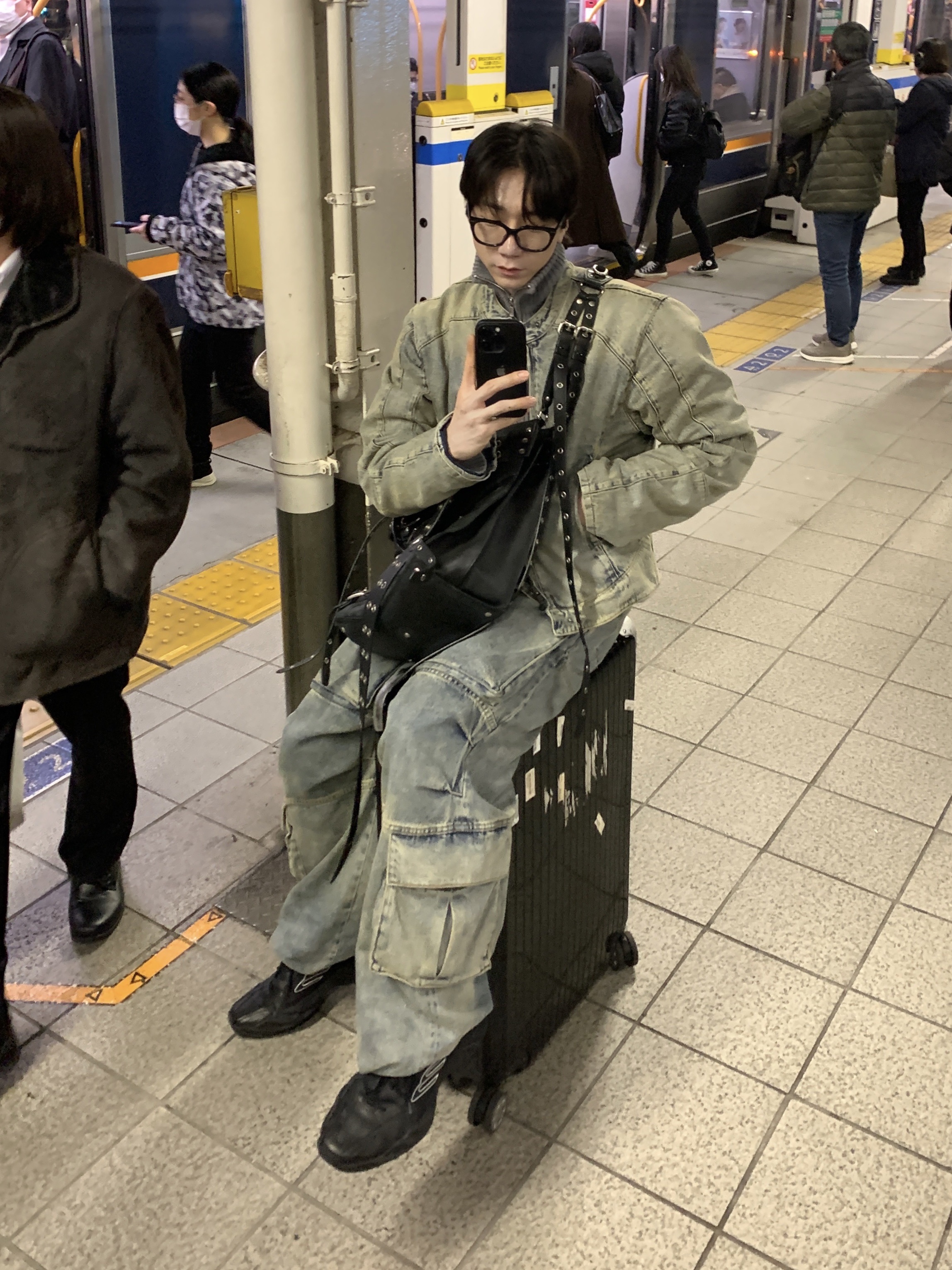 Balenciaga Monday Shoe Black, Balenciaga Emo Bucket Bag in Washed Calfskin Black 착용 스타일 - 1