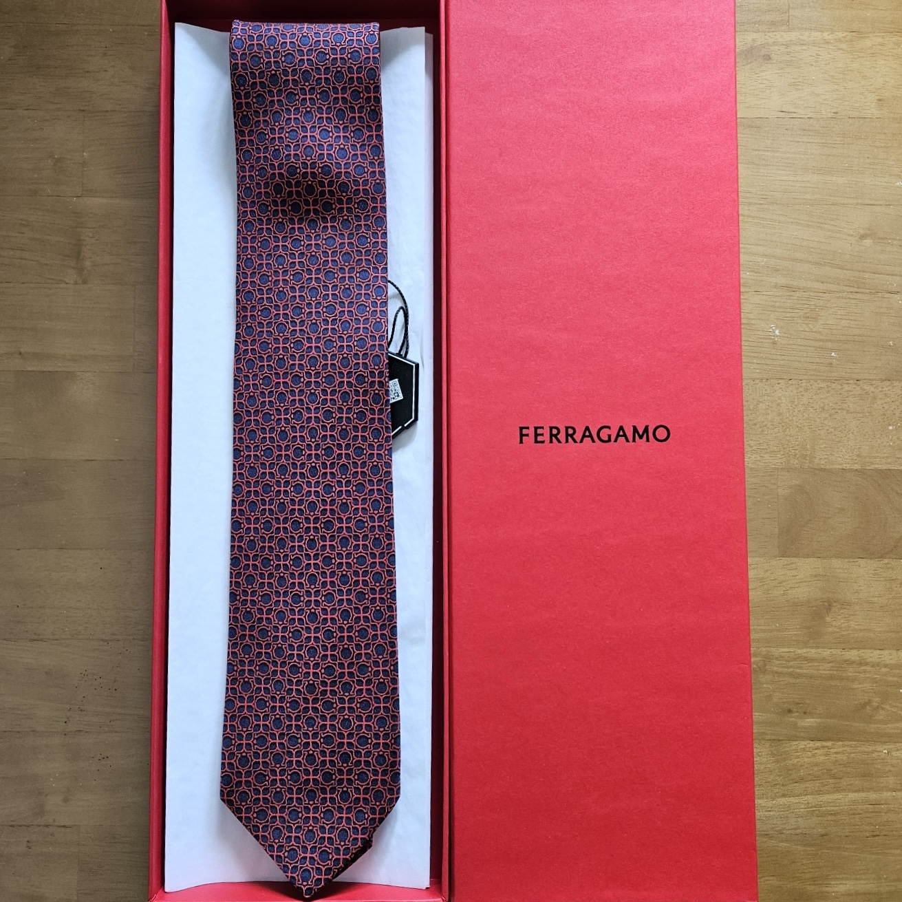 Ferragamo Gancini Silk Tie Red 착용 스타일