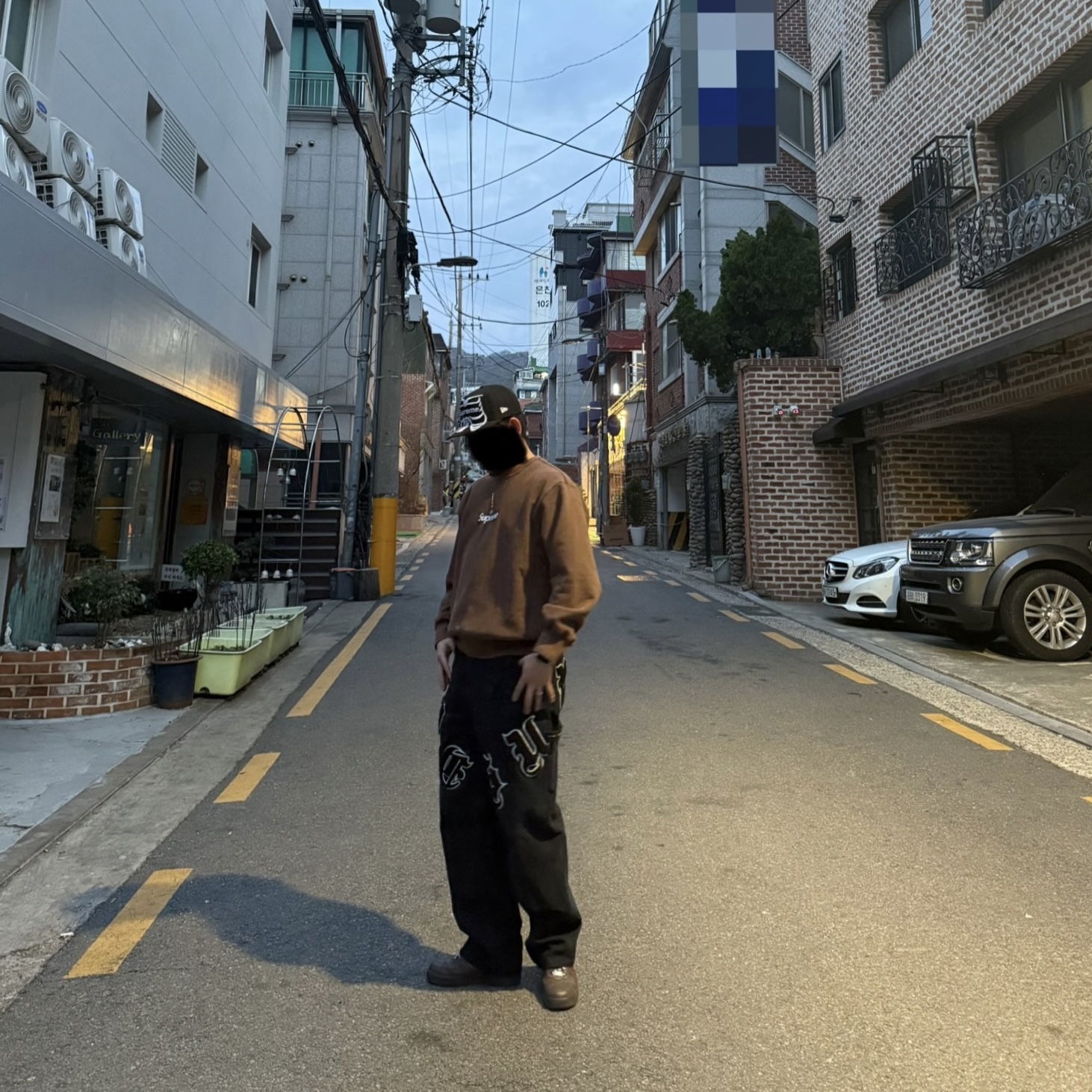 Supreme Washed Box Logo Crewneck Brown - 25SS, Supreme Bones Box Logo New Era Black - 25SS 착용 스타일 - 2
