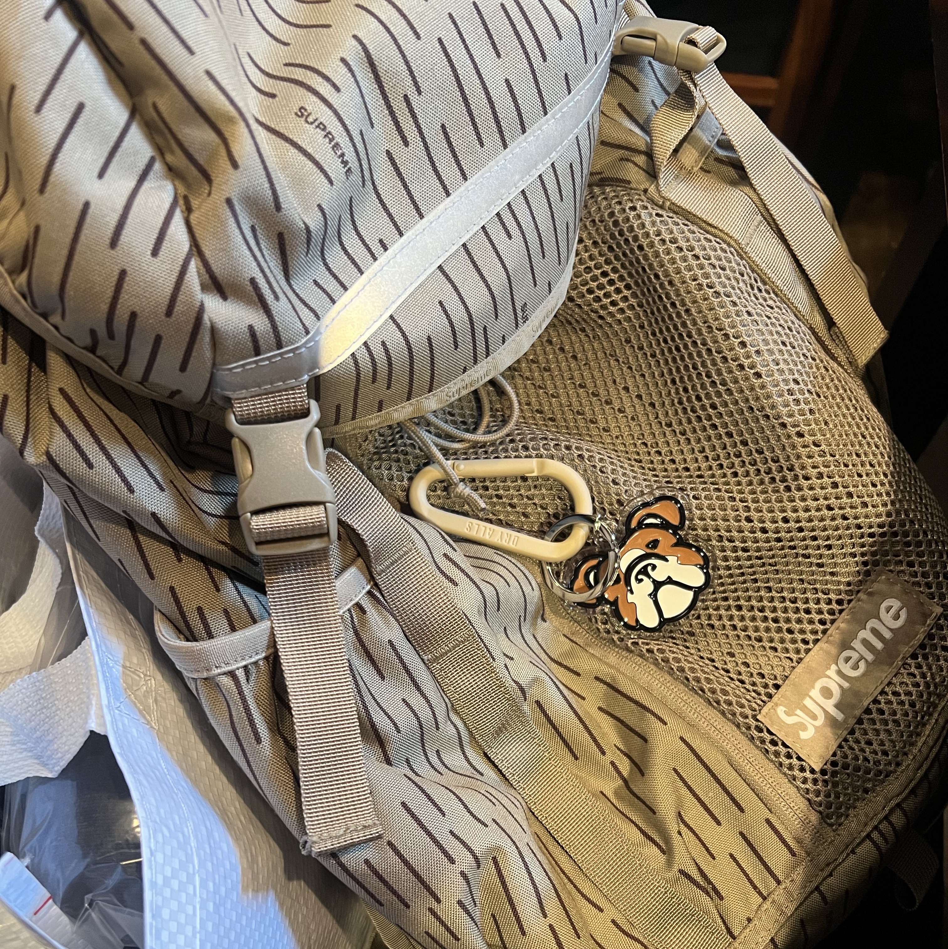Supreme Backpack Tan Raindrop - 24FW, Human Made Carabiner 70mm Beige 착용 스타일