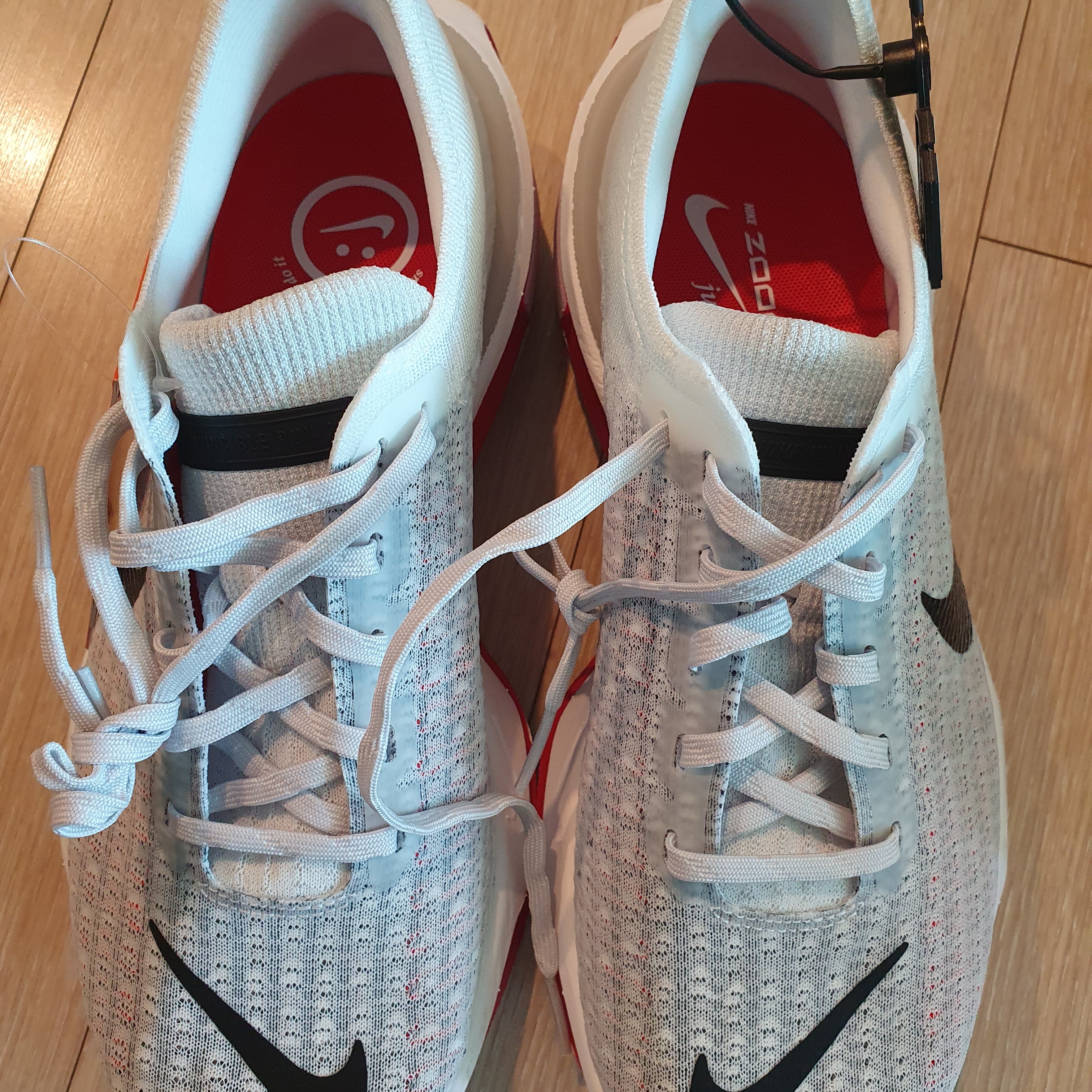 Nike Invincible 3 White Fire Red 착용 스타일 - 2