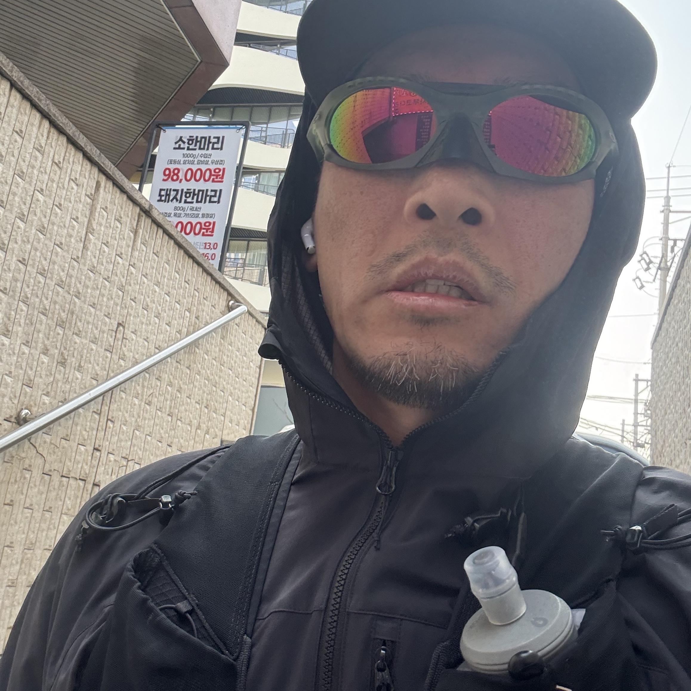 Oakley Plantaris Matte Sand Frame Prizm Brown Gradient Lenses Regular Universal Fit, Arc'teryx Norvan 7 Vest Black 착용 스타일