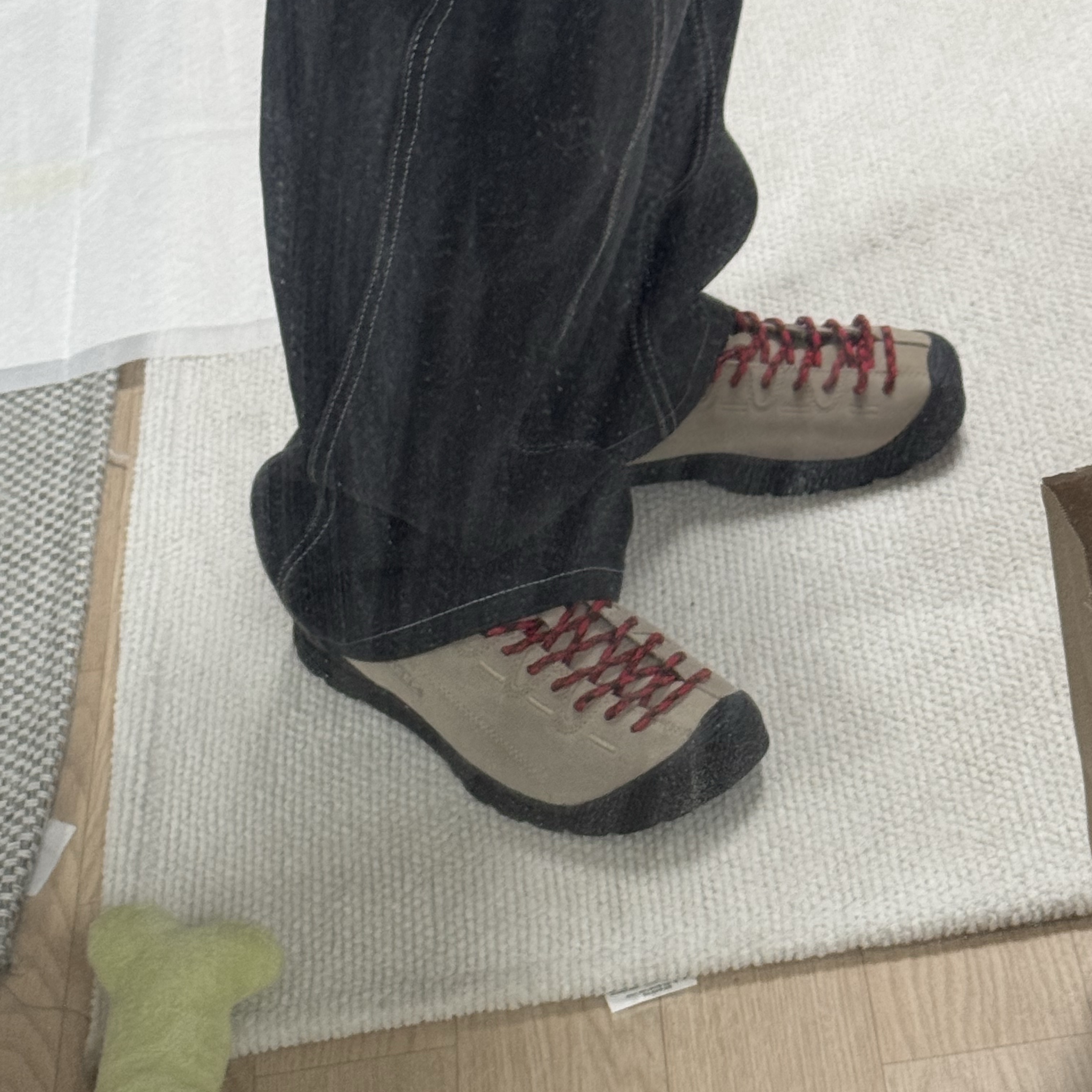 Keen Jasper Suede Sneakers Silver Mink 착용 스타일 - 2