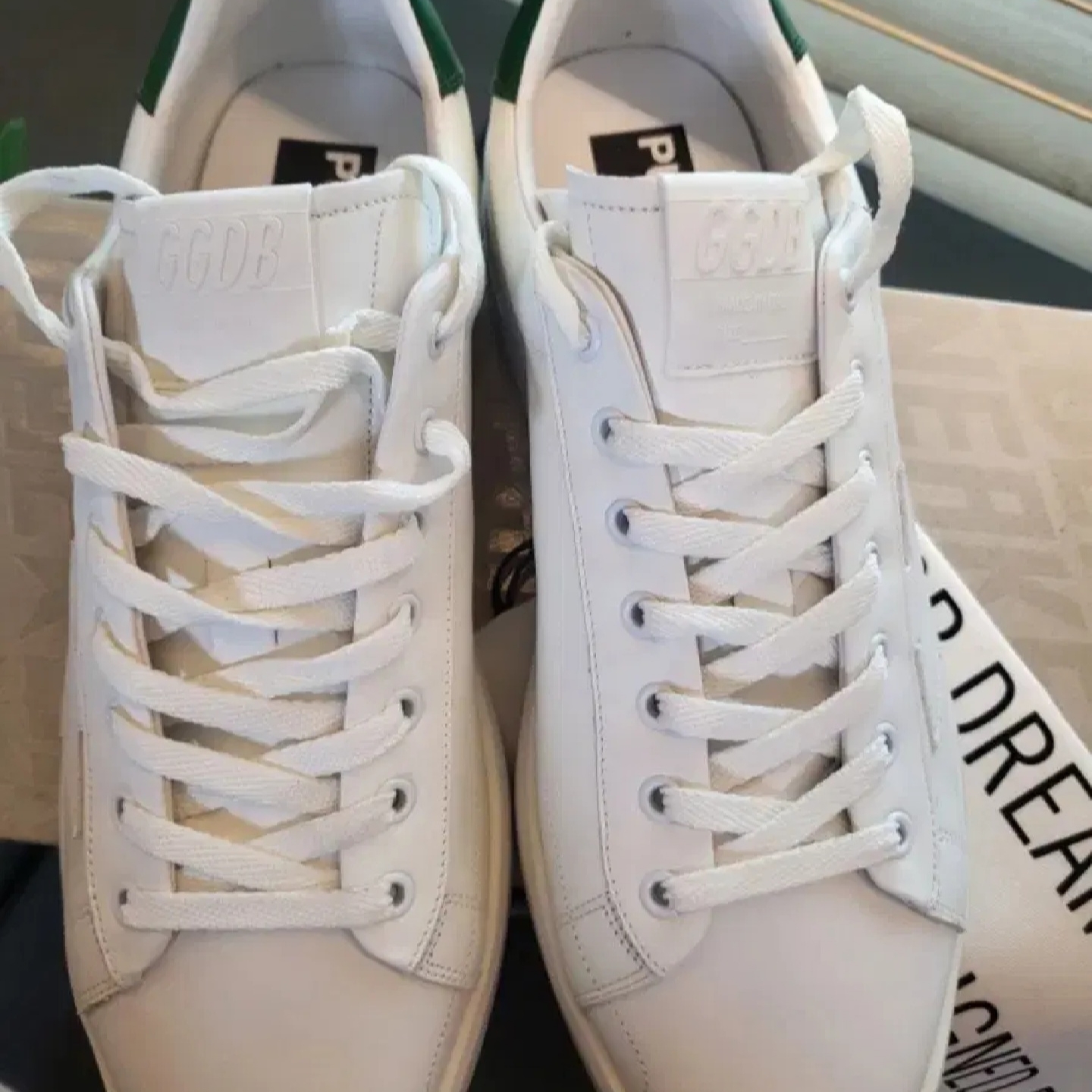 Golden Goose Purestar White Green Heel Tab Sneakers 착용 스타일 - 3