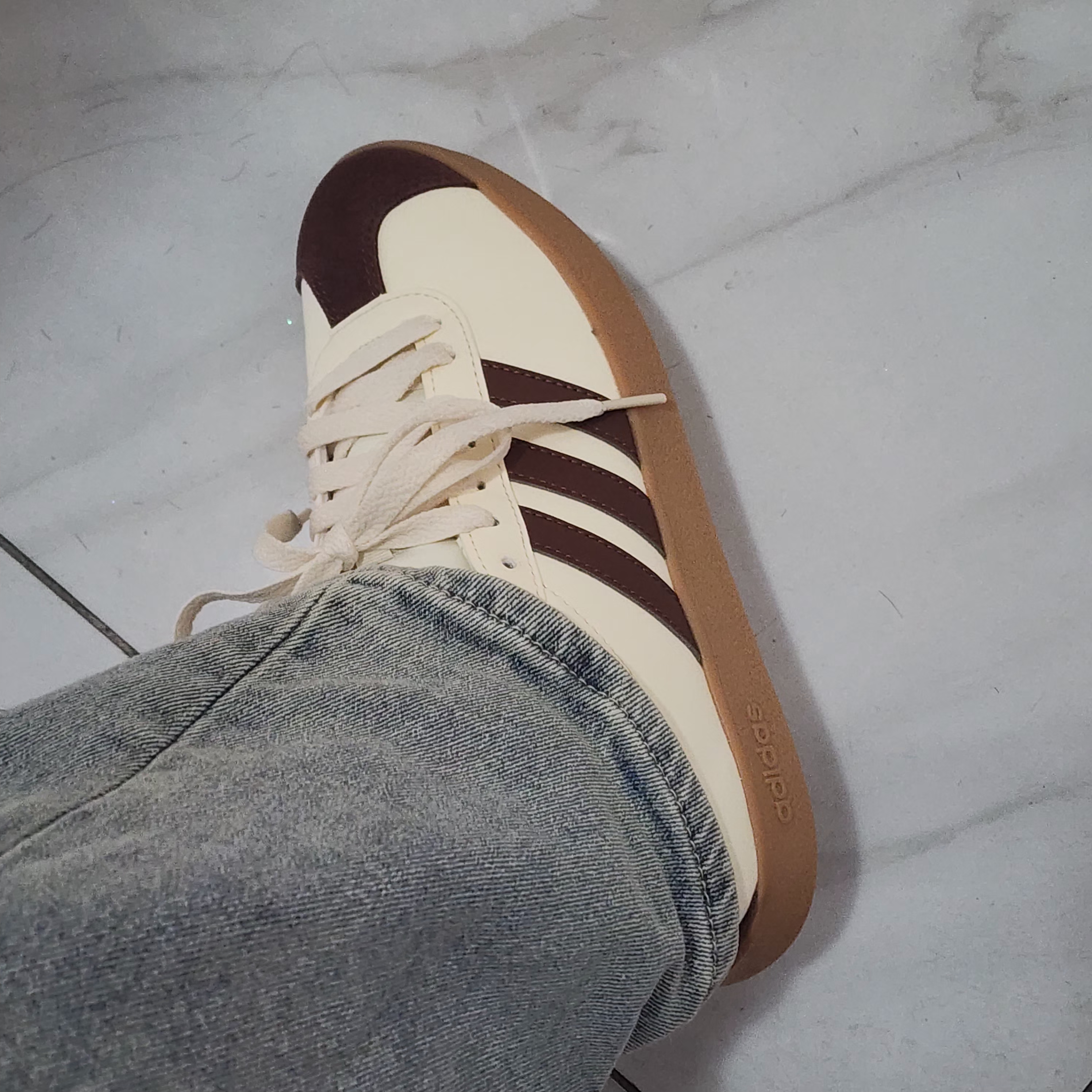Adidas VL Court 2.0 Cream Brown 착용 스타일 - 1