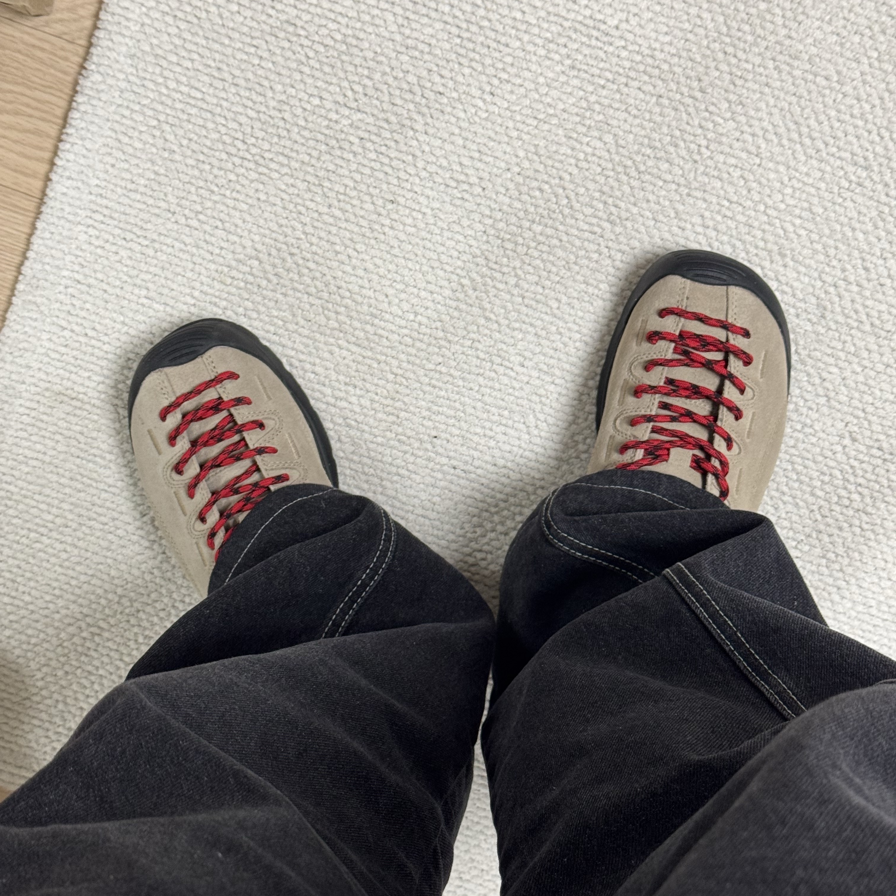 Keen Jasper Suede Sneakers Silver Mink 착용 스타일 - 1