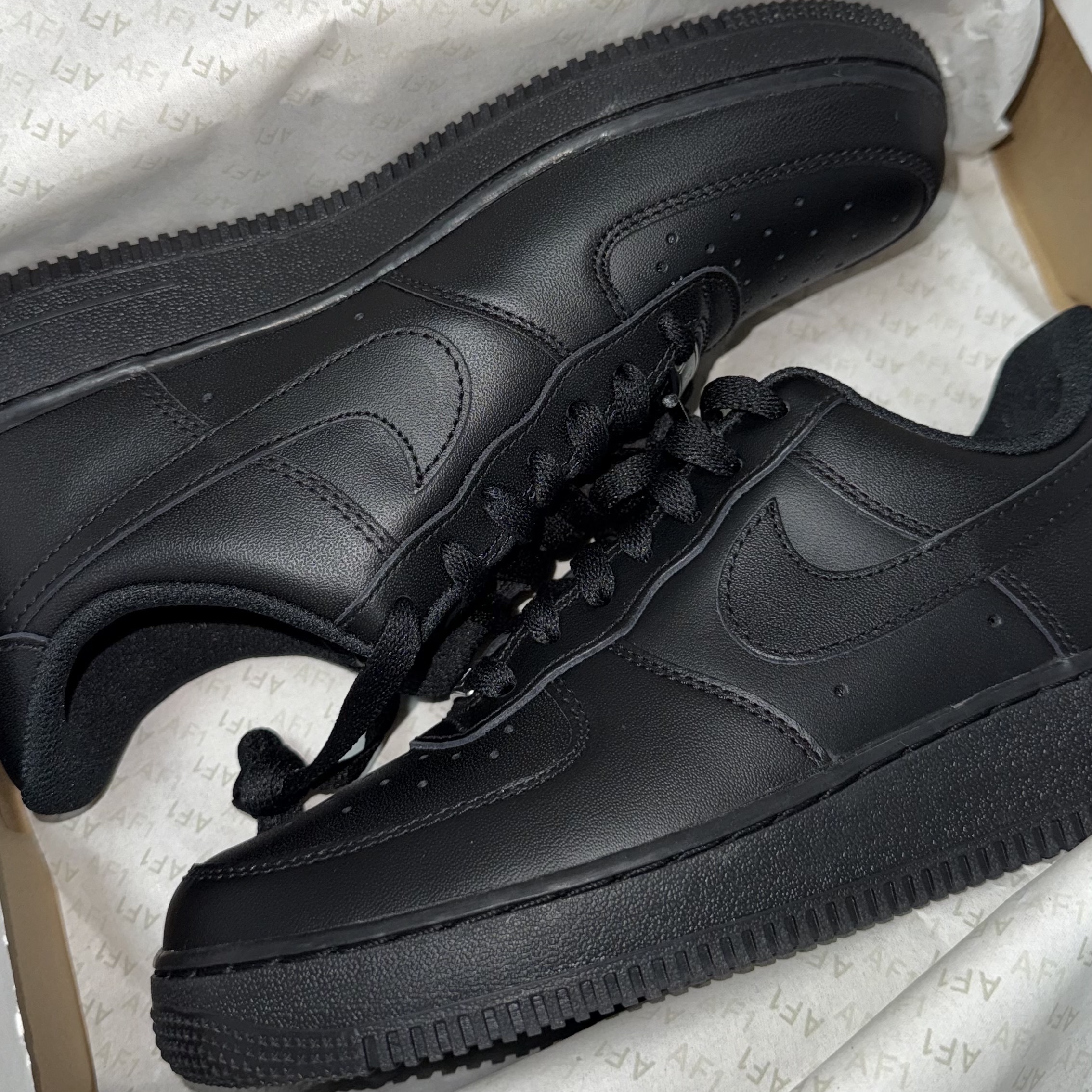 Nike Air Force 1 '07 Low Triple Black 착용 스타일