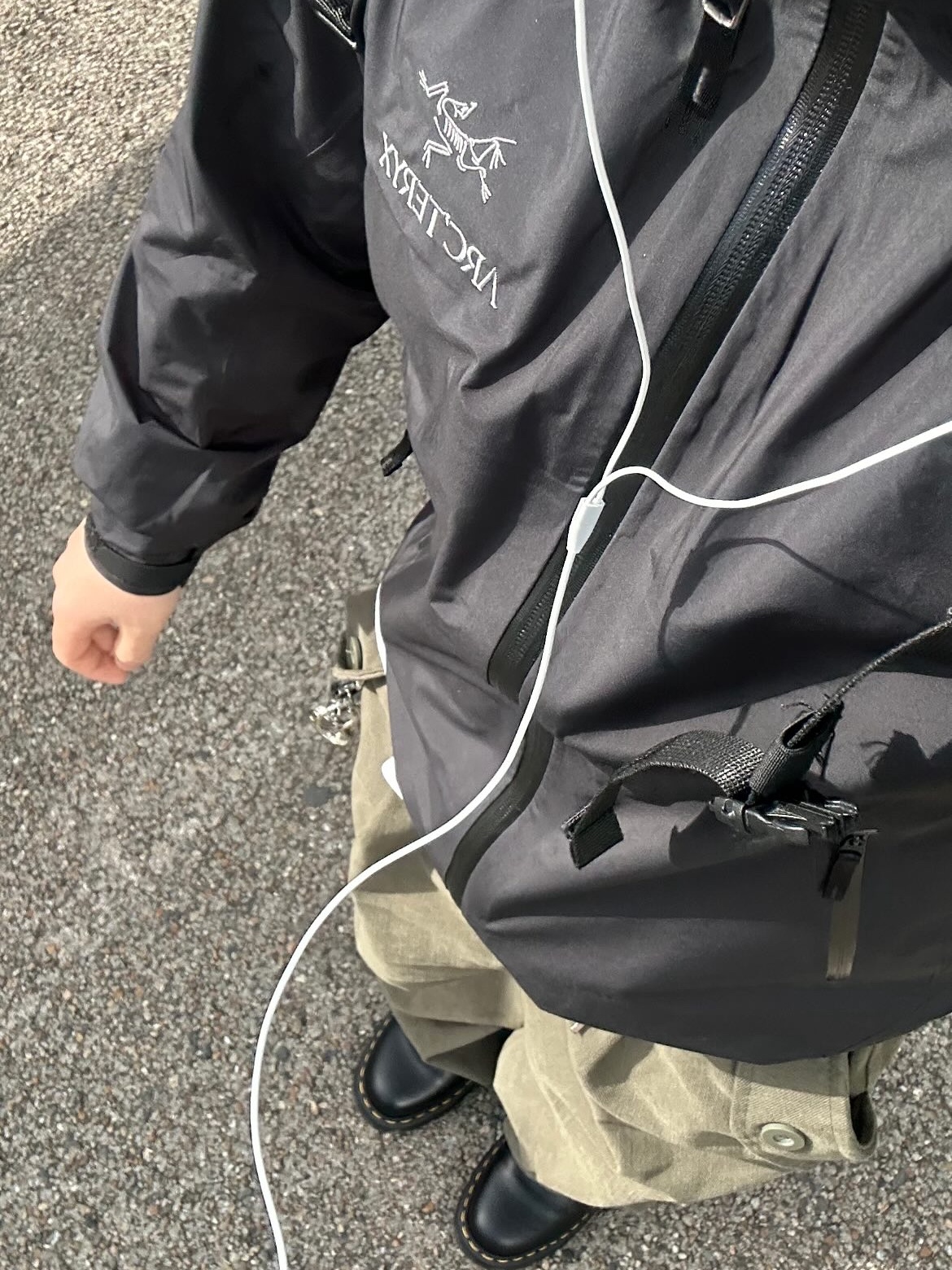 Arc'teryx Beta Jacket Black, Dr. Martens 1461 Smooth Black 착용 스타일
