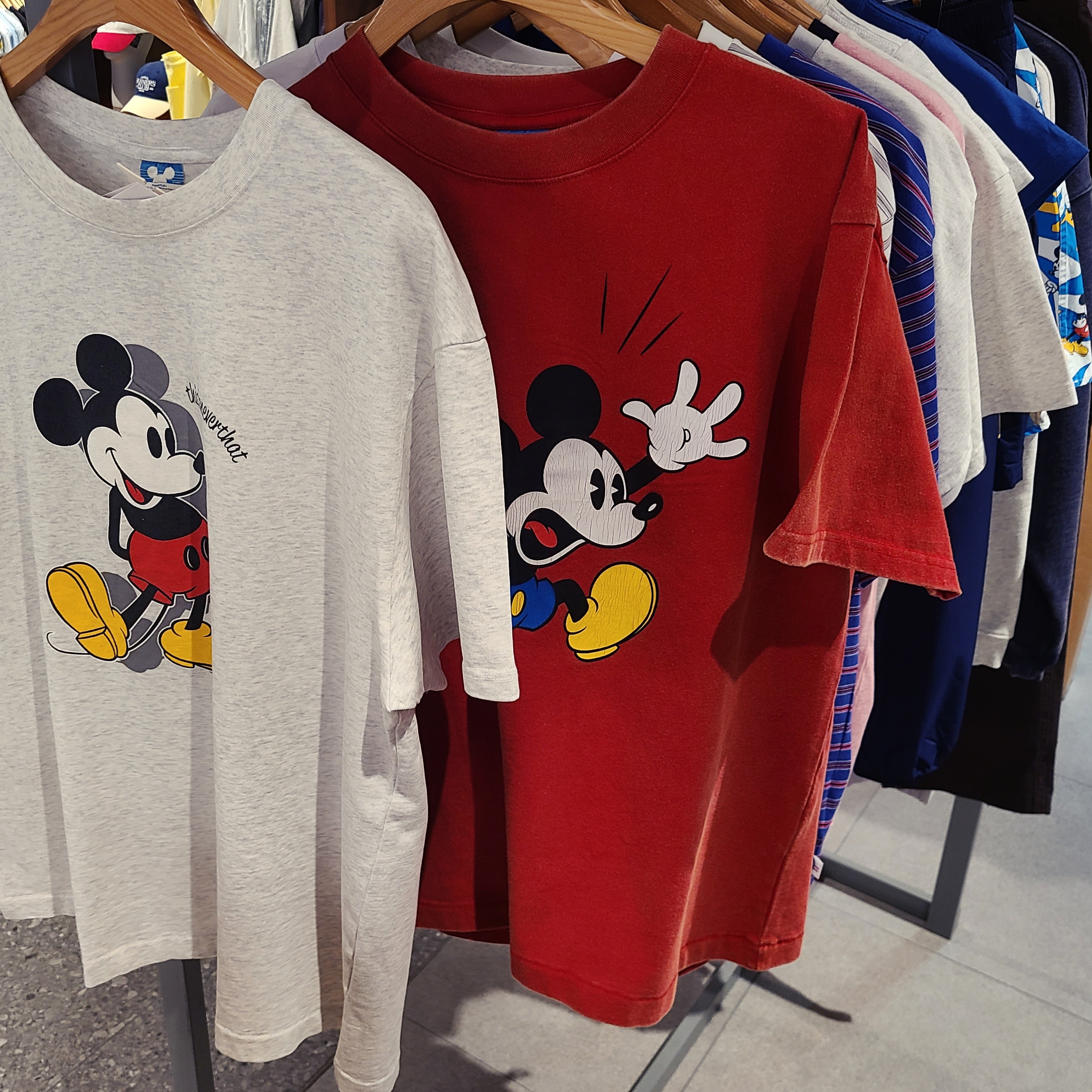Thisisneverthat x Disney Mickey Multi Crusher Brown, Thisisneverthat x Disney Mickey Two Tone Cap White Navy 착용 스타일 - 3