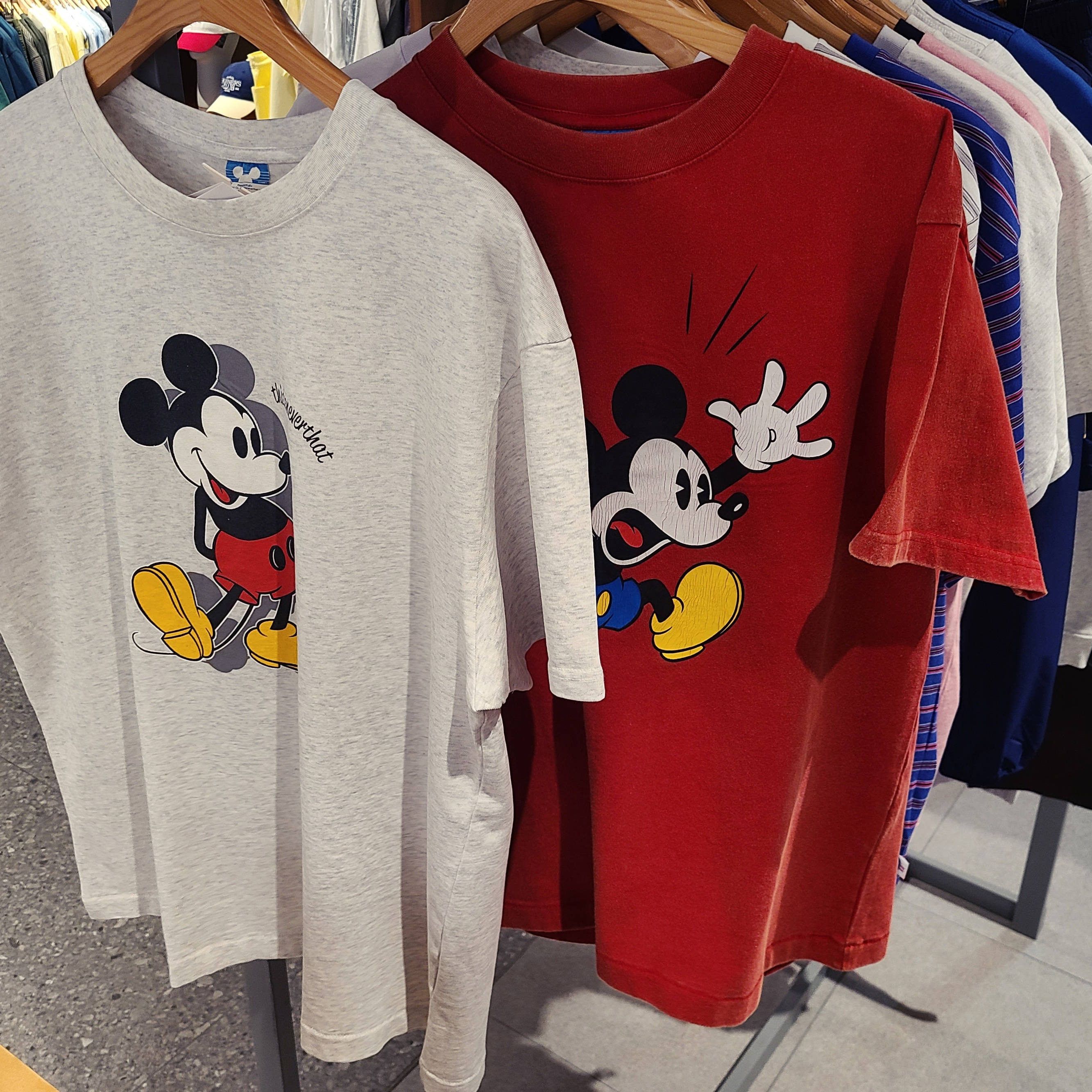 Thisisneverthat x Disney Mickey Classic T-Shirt Light Heather Grey, Thisisneverthat x Disney Mickey Jumping T-Shirt Red 착용 스타일 - 1