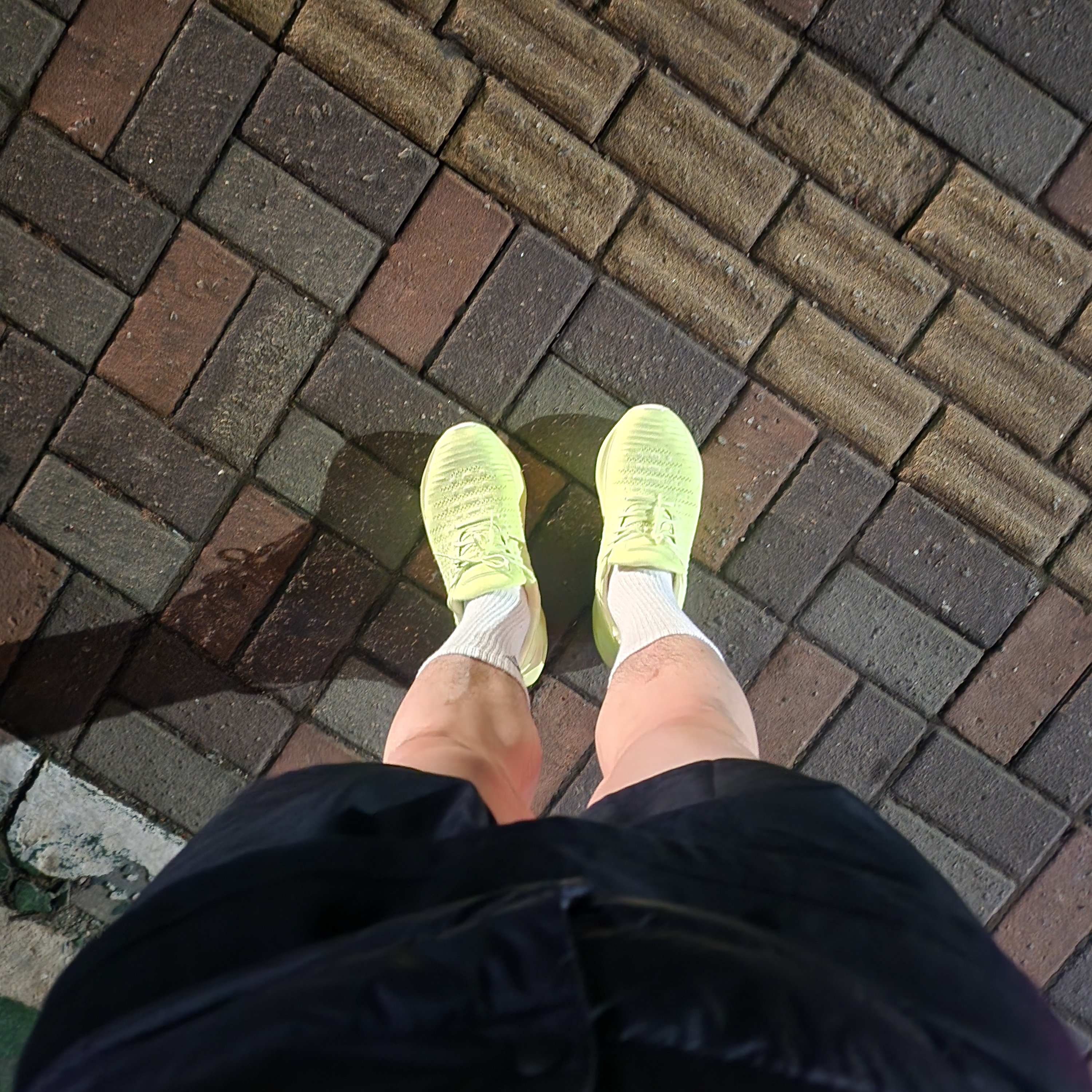 Nike ReactX Infinity Run 4 Volt Black 착용 스타일