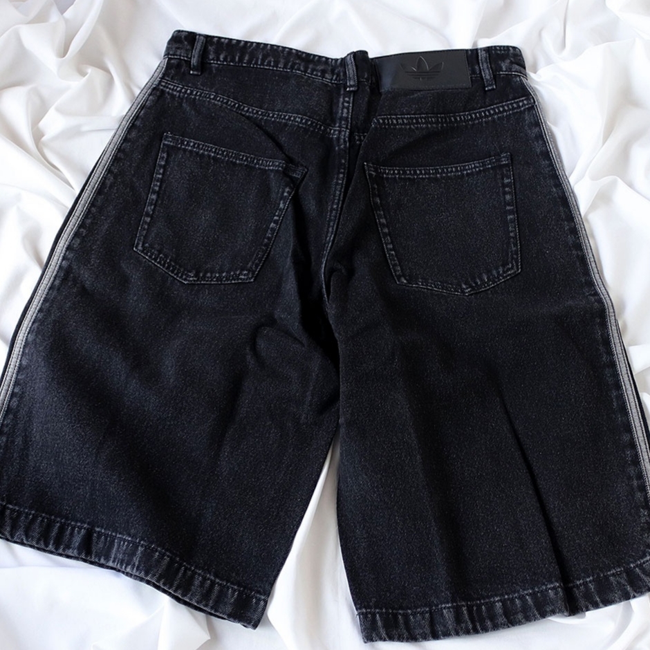 Adidas Adicolor Denim Firebird Shorts True Black Denim - US Sizing, Adidas Adicolor Denim Firebird Shorts True Black Denim - KR Sizing 착용 스타일 - 2
